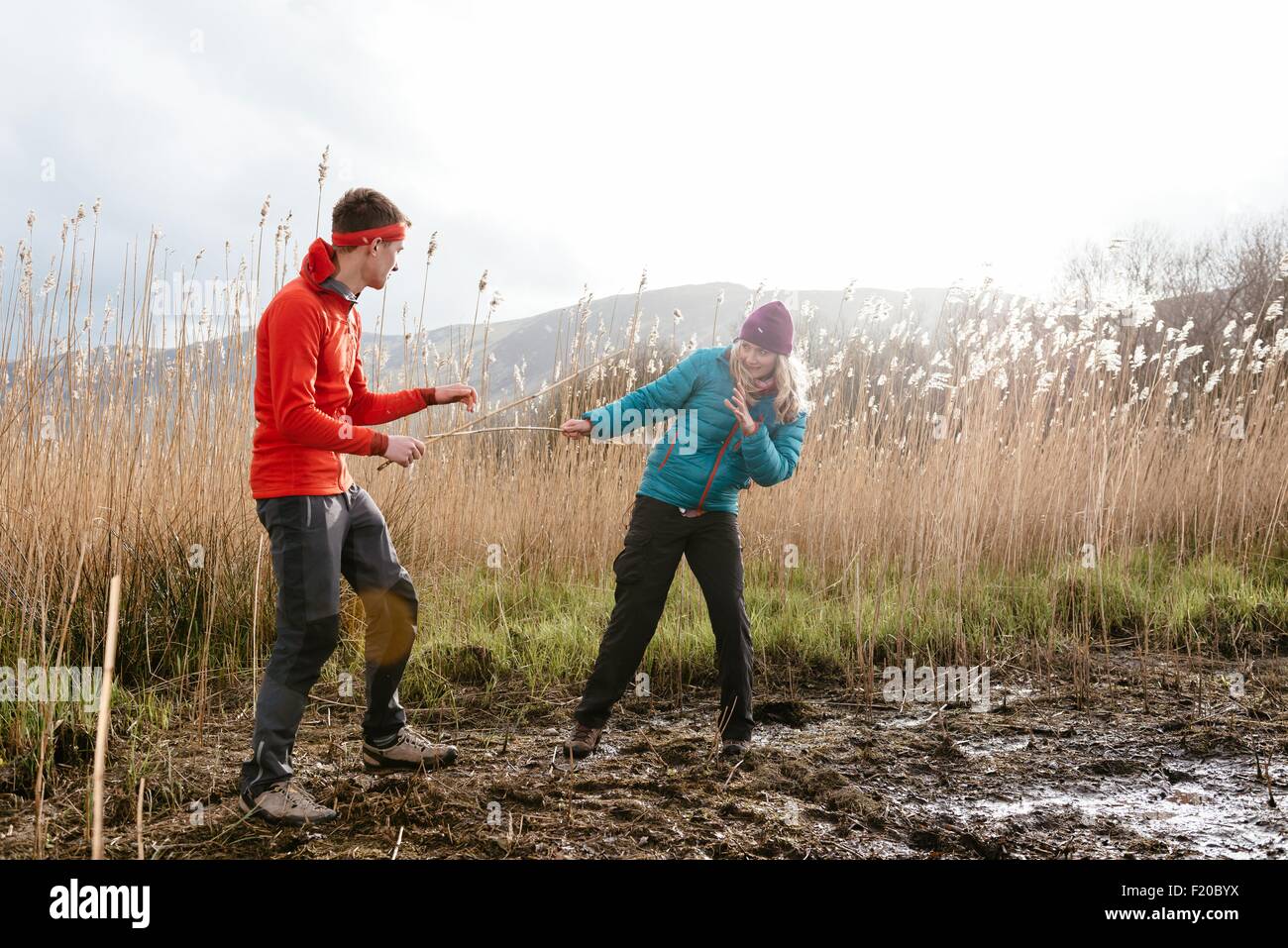 Jeune couple hiking, fricoter, Derwent Water, Keswick, Lake District, Cumbria, Royaume-Uni Banque D'Images