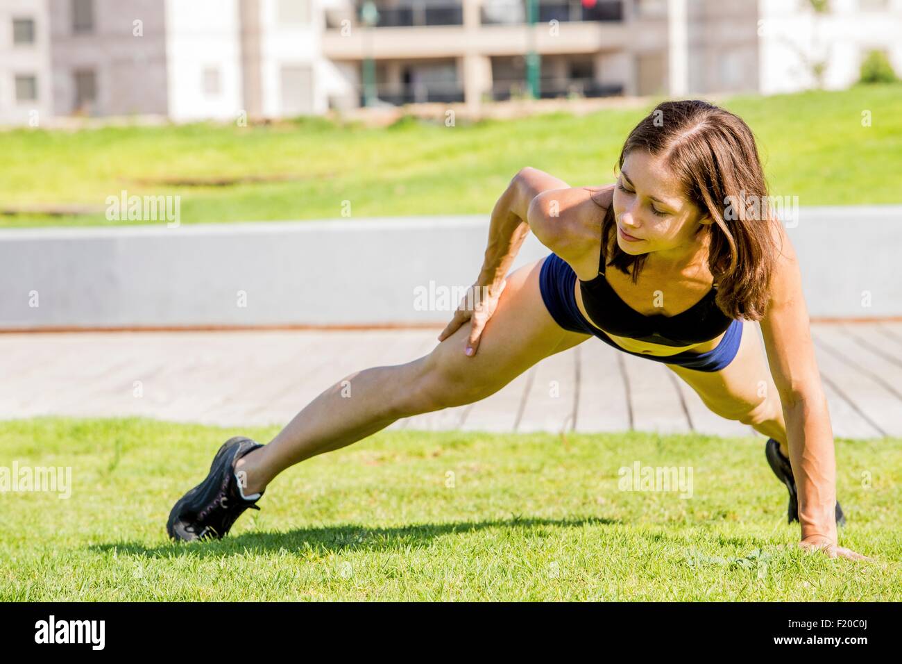 Young woman exercising in park Banque D'Images