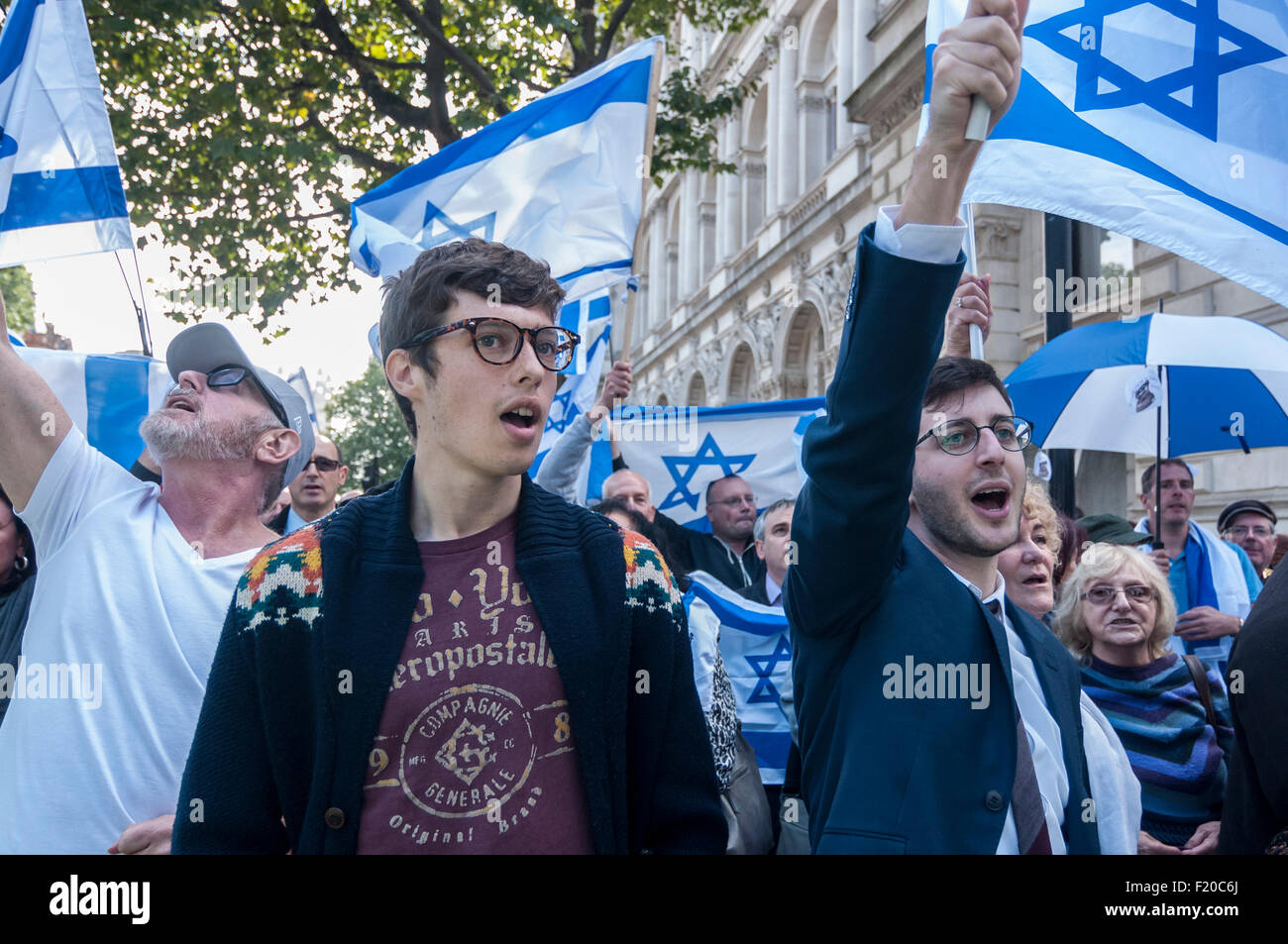 Londres, Royaume-Uni. 9 septembre 2015. Pro-Palestine et recueillir des manifestants pro-Israël en face de l'autre à l'extérieur de Downing Street. Pro-Palestine manifestants demandent au premier ministre britannique, David Cameron, d'imposer des sanctions à Israël en tant que le Premier Ministre Benjamin Netanyahu arrive au Royaume-Uni pour une visite de 2 jours. Crédit : Stephen Chung / Alamy Live News Banque D'Images