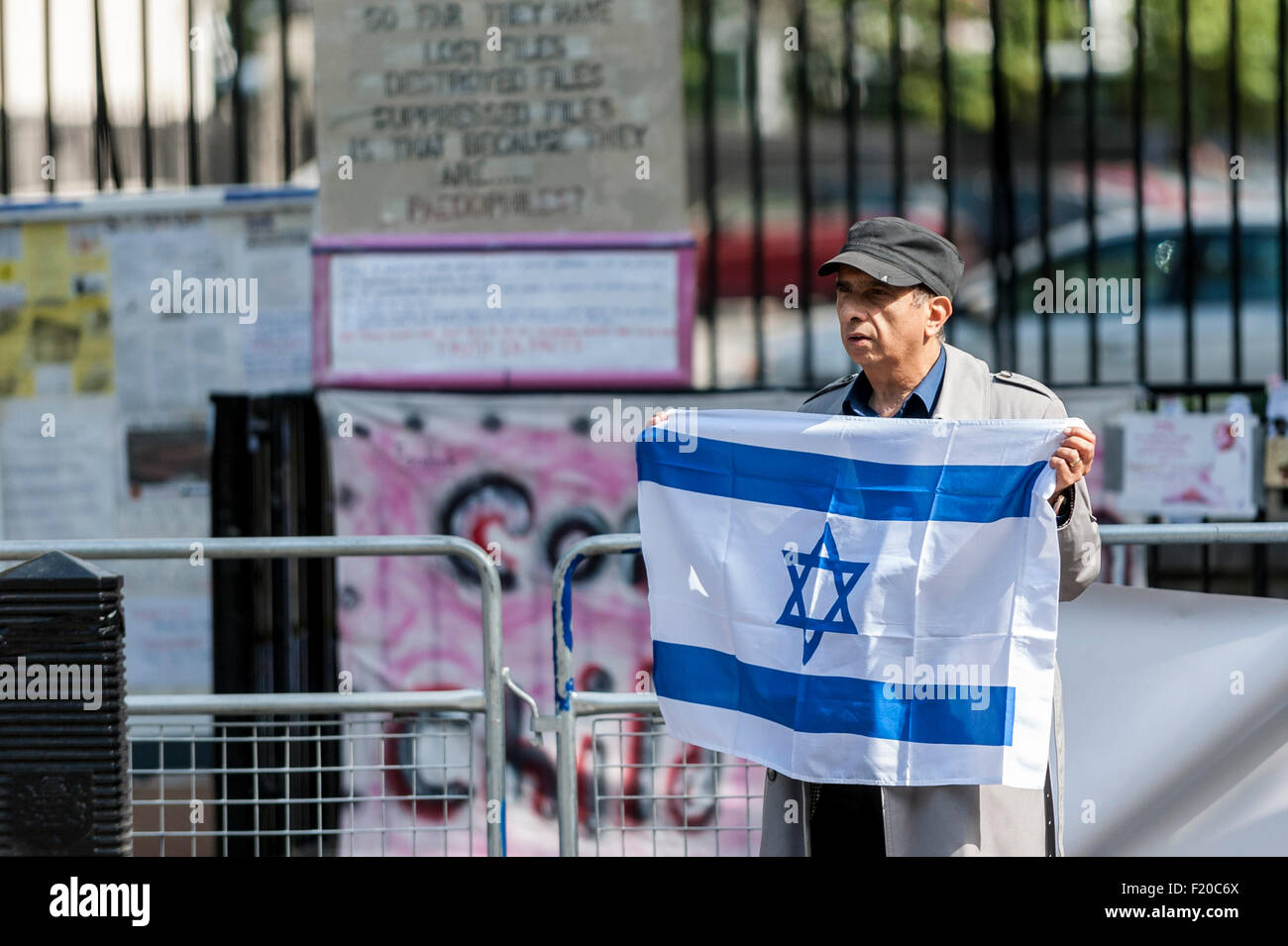 Londres, Royaume-Uni. 9 septembre 2015. Pro-Palestine et recueillir des manifestants pro-Israël en face de l'autre à l'extérieur de Downing Street. Pro-Palestine manifestants demandent au premier ministre britannique, David Cameron, d'imposer des sanctions à Israël en tant que le Premier Ministre Benjamin Netanyahu arrive au Royaume-Uni pour une visite de 2 jours. Crédit : Stephen Chung / Alamy Live News Banque D'Images