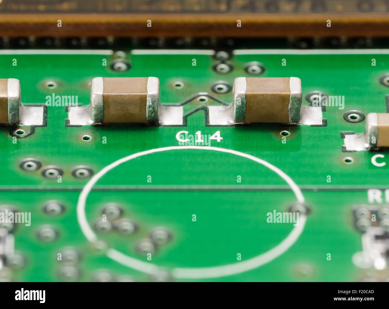 Condensateurs CMS sur circuit imprimé. Macro photo Banque D'Images