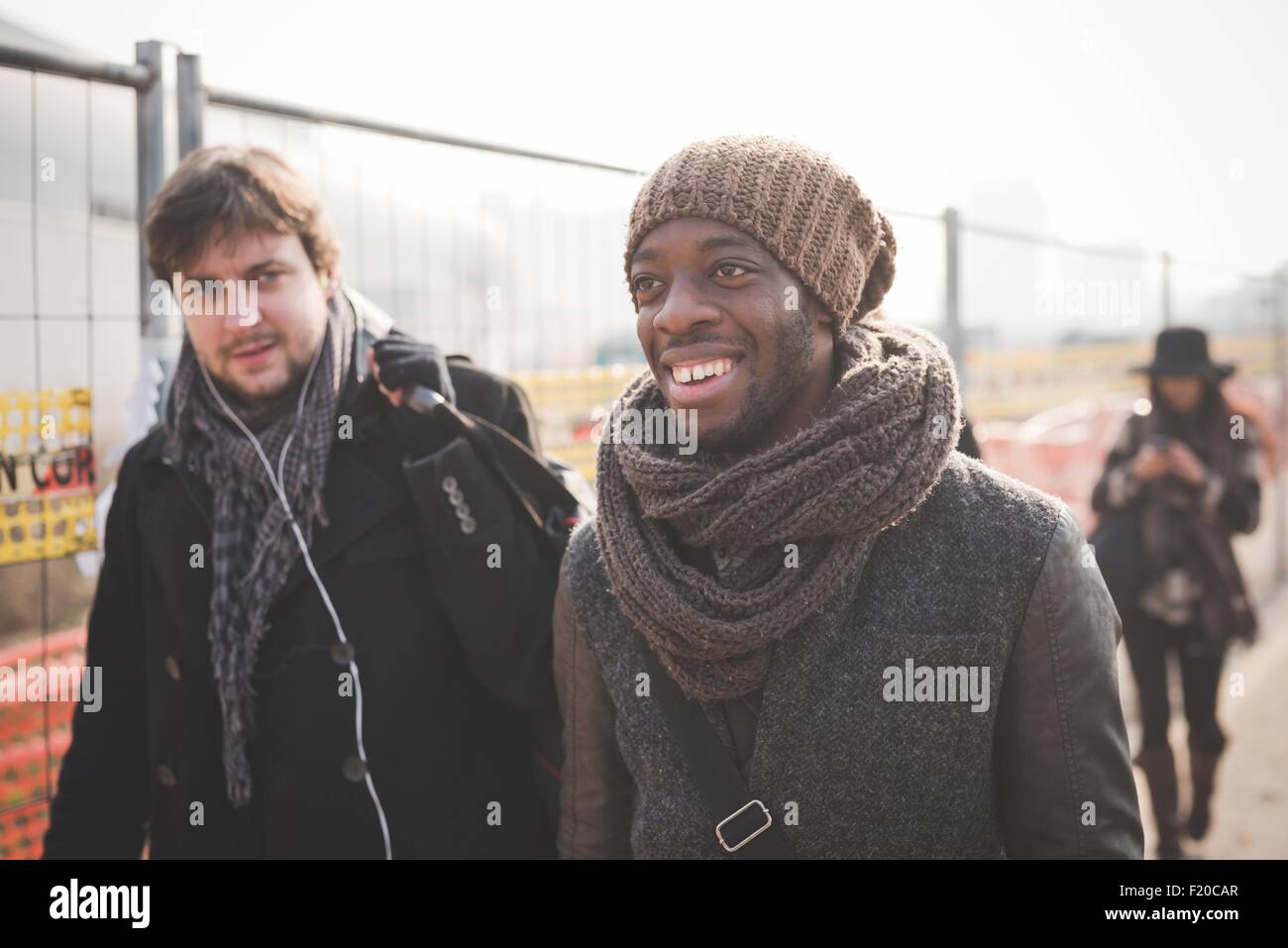 Les jeunes amis se promener dans le parc Banque D'Images