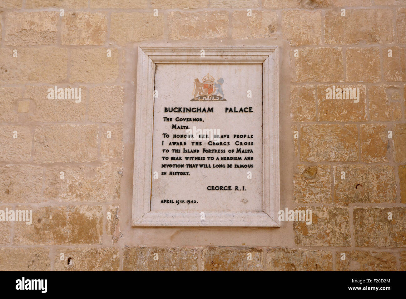 Malte, La Valette, la place du Parlement, d'une plaque indiquant l'attribution de Croix de George par George VI. Banque D'Images