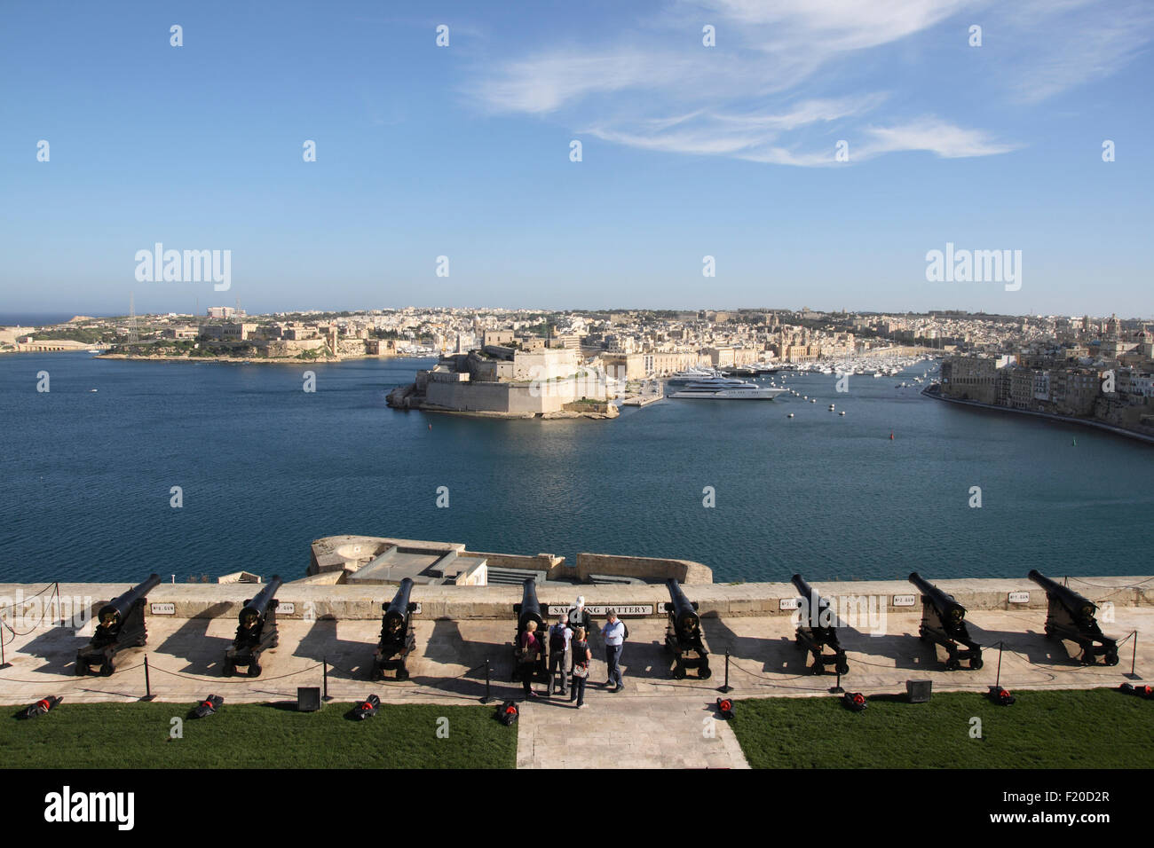 Malte, La Valette, la batterie de canons surplombant le Grand Port. Banque D'Images