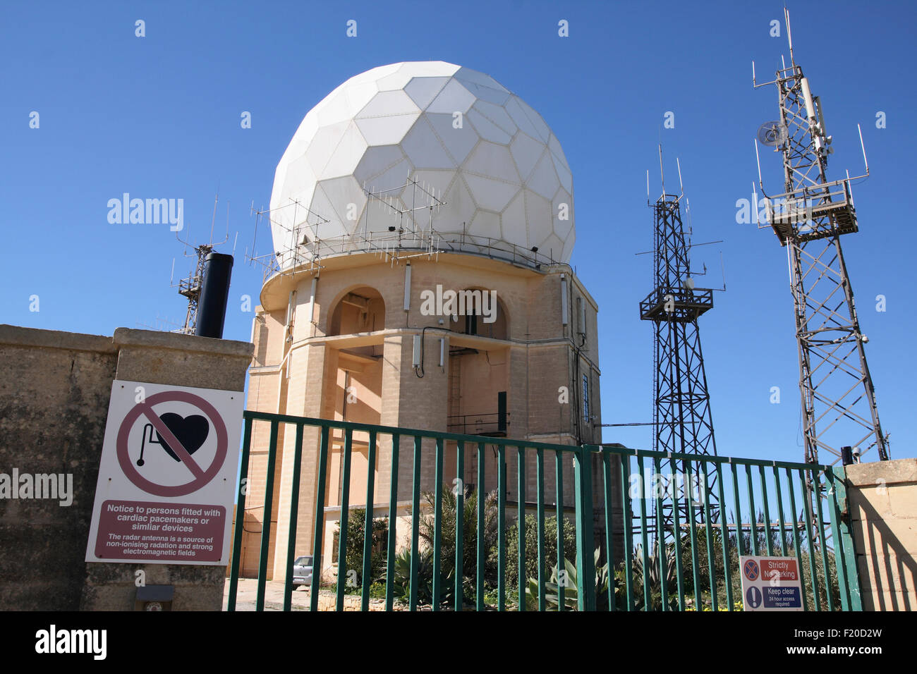 Malte, Dingli, station radar de falaise avec signe avise les personnes avec des stimulateurs cardiaques de danger. Banque D'Images