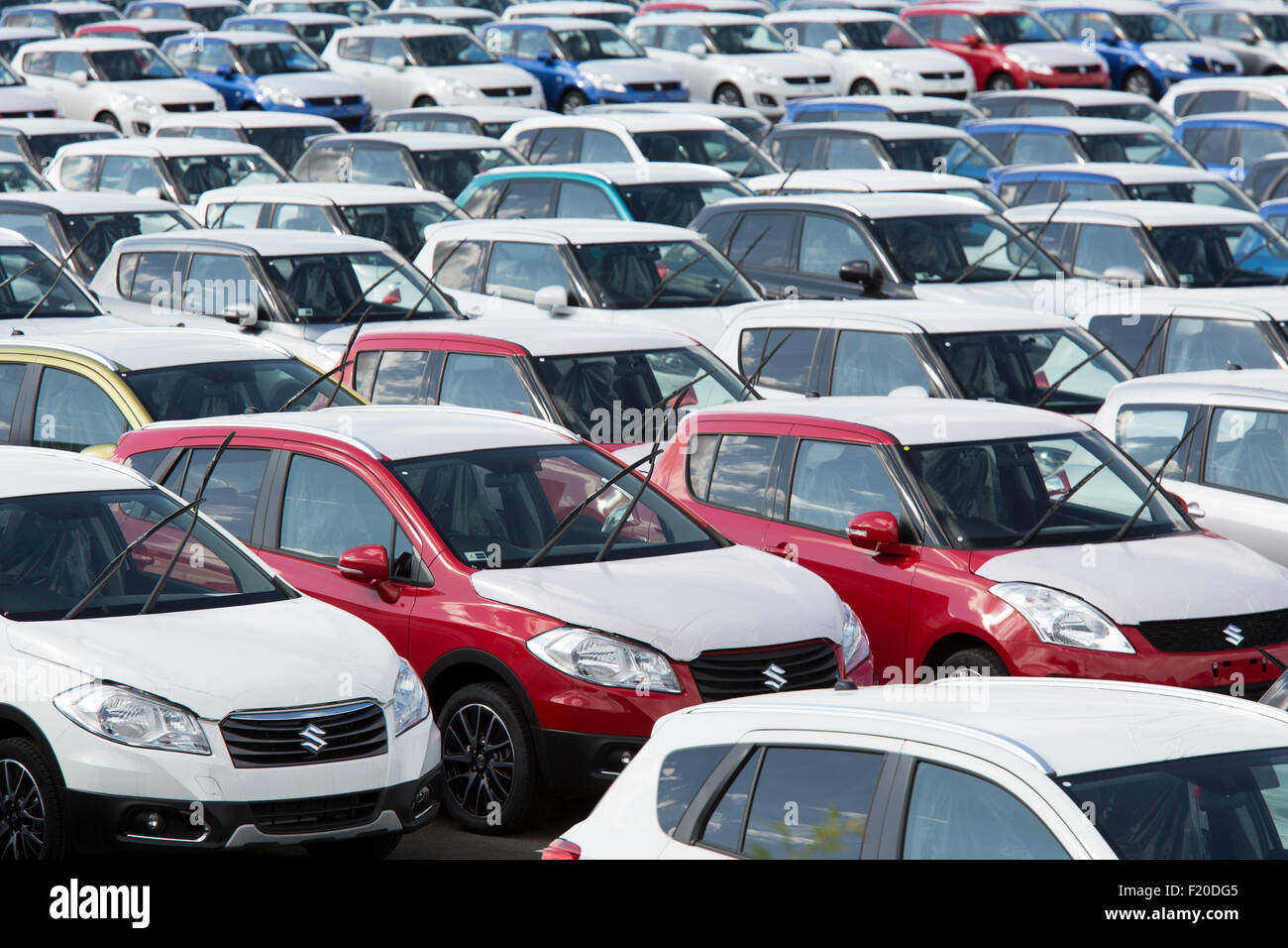 Nouveaux véhicules importés Suzuki à Grimsby docks voitures en attente de livraison aux garages autour de l'UK Banque D'Images