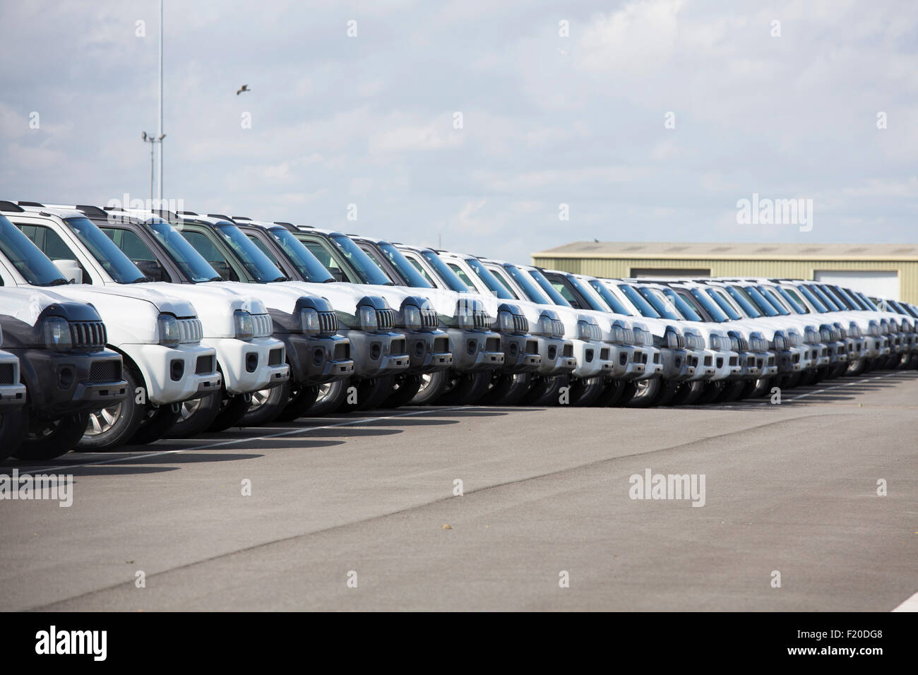 Nouveaux véhicules importés Suzuki à Grimsby docks voitures en attente de livraison aux garages autour de l'UK Banque D'Images
