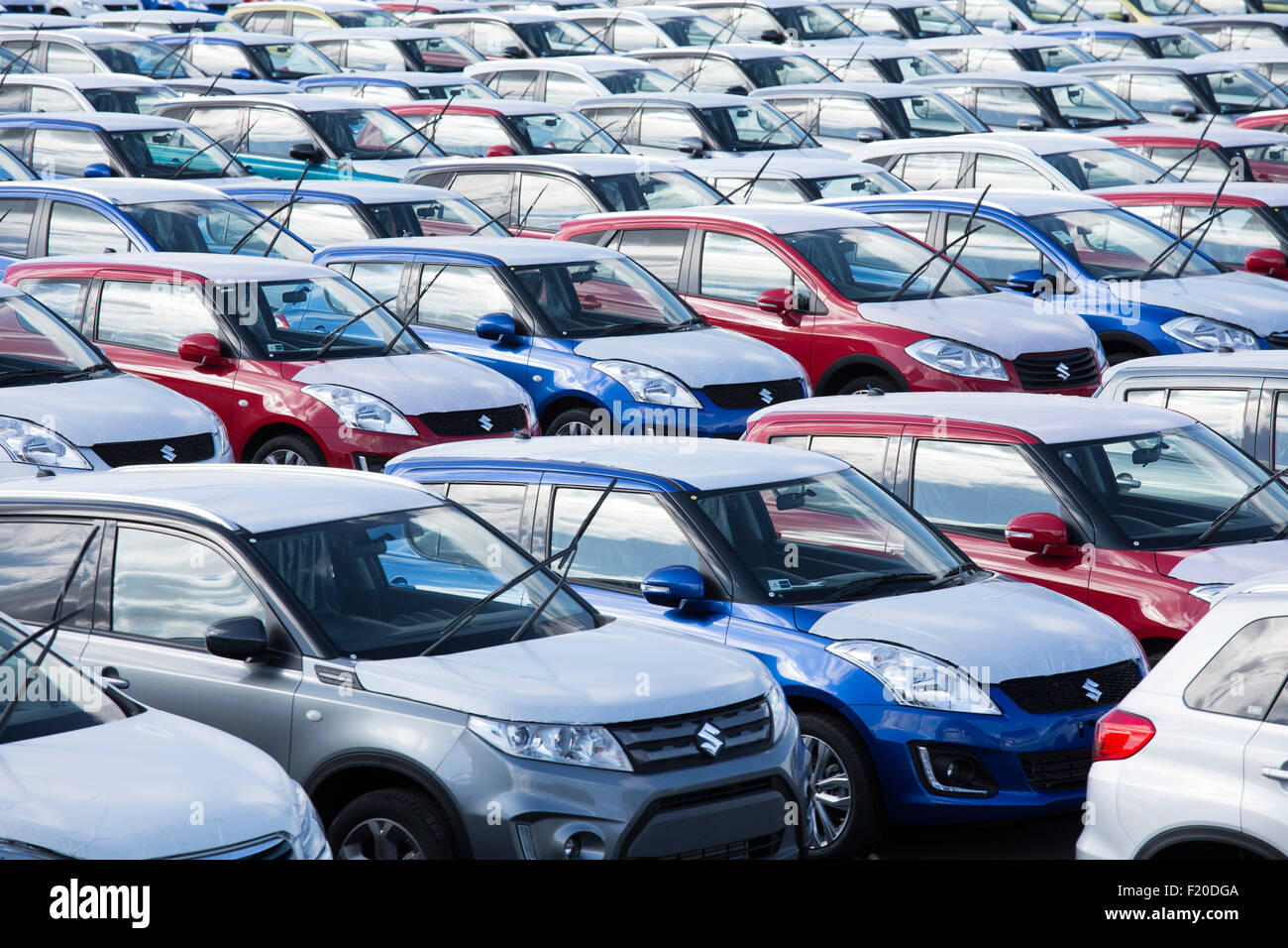 Nouveaux véhicules importés Suzuki à Grimsby docks voitures en attente de livraison aux garages autour de l'UK Banque D'Images