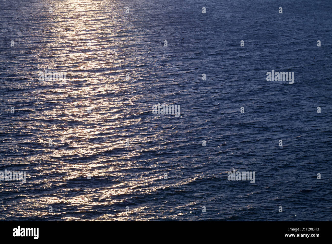 Fond photo, reflet du soleil sur la mer sombre avec de l'eau modèle d'onde Banque D'Images