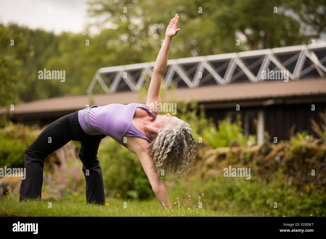 Young woman bridge de poser dans les jardin eco lodge Banque D'Images