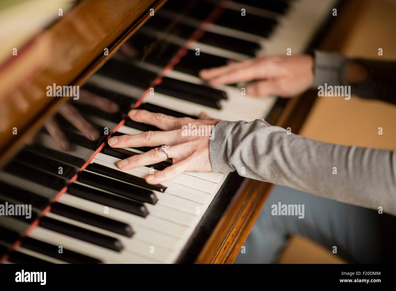 Woman playing piano Banque de photographies et d'images à haute résolution  - Alamy