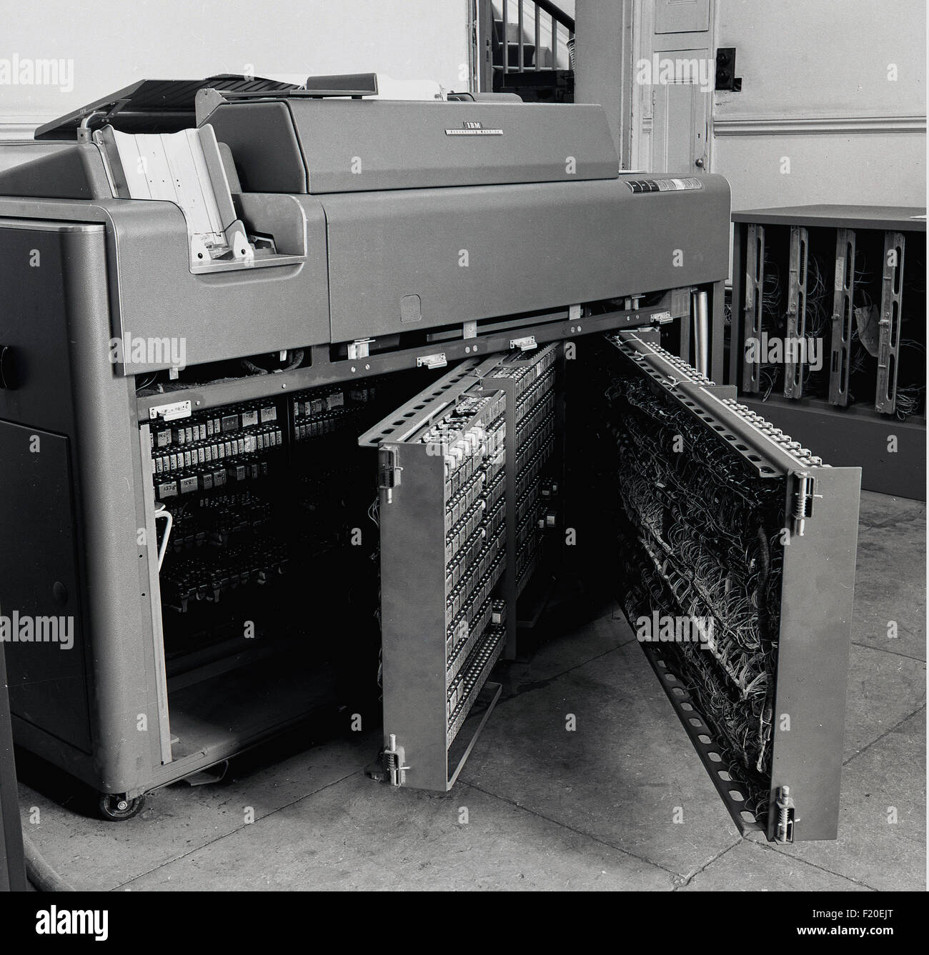 Historique, 1950, un IBM 402 machine comptable, montrant l'intérieur des panneaux de commande. Cette grande tabulating machine par International Business Machines, lire des cartes perforées et a été le moyen standard d'entreprises et de gouvernements stockées et lire les informations. Banque D'Images