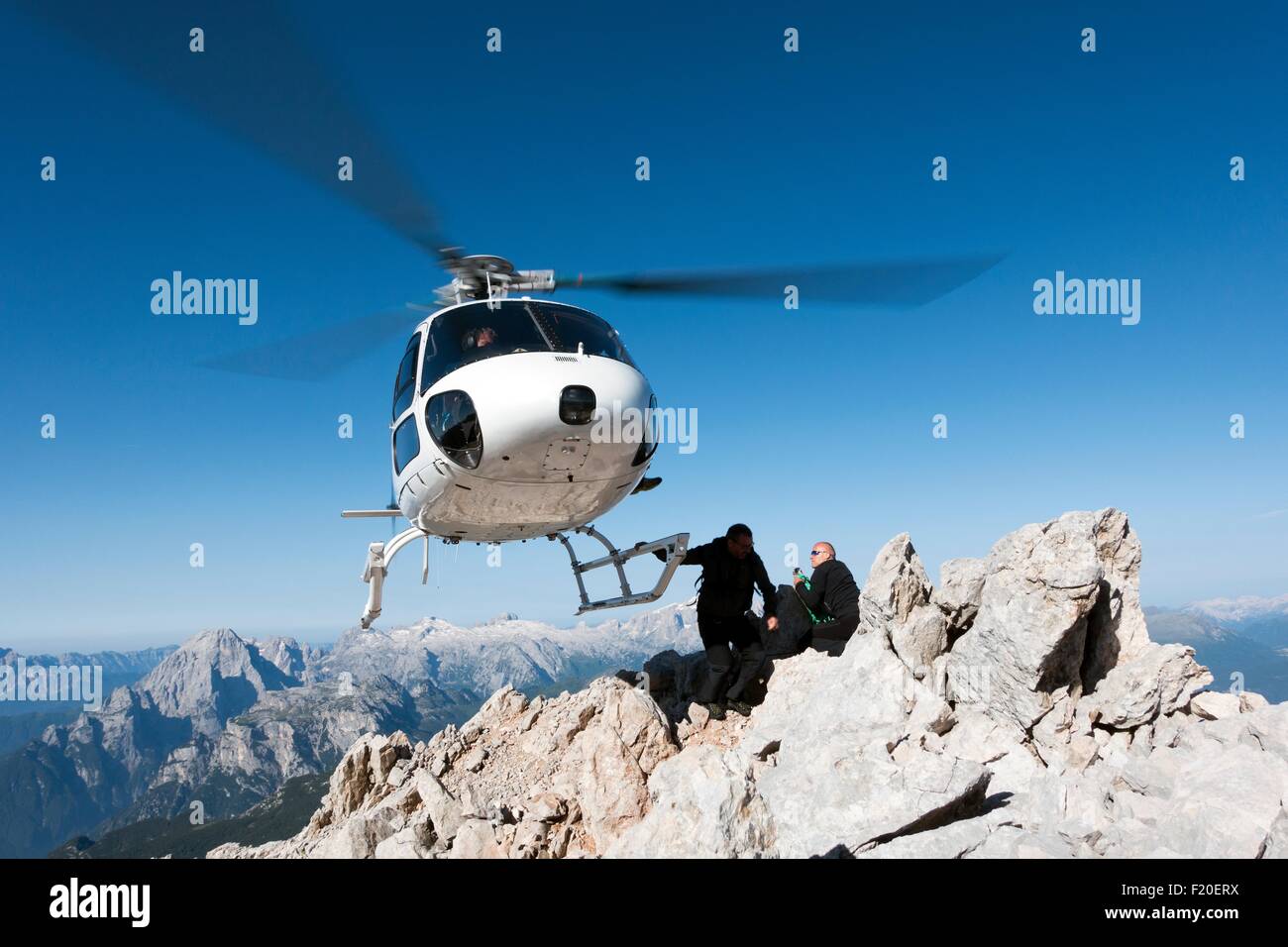 BASE hélicoptère laissant tomber les cavaliers de montagne, Dolomites, Italie Banque D'Images