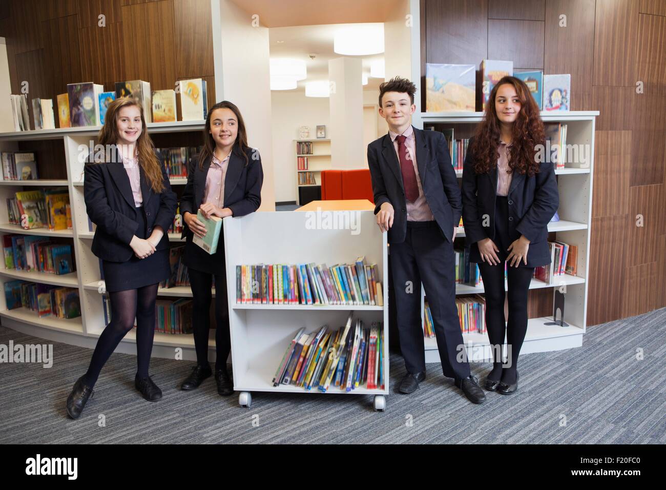 Groupe d'étudiants posing in library Banque D'Images