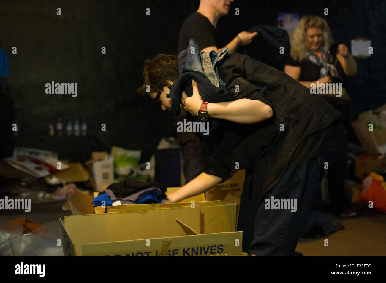 Edinburgh, Ecosse, Royaume-Uni. 9 Septembre, 2015. Bénévoles pour CalAid à Édimbourg trier dons versés par le public d'être envoyés pour être distribués aux réfugiés dans l'Europe et d'autres domaines. Des milliers ont fait don d'articles essentiels qui aideront les réfugiés. Le groupe a été la collecte de dons dans Studio 24 à Édimbourg et ont reçu un grand soutien de la communauté. Après seulement à partir il y a deux jours dans le nouvel espace, ils ont été submergés par des dons et sont à la recherche à la réalisation de ce projet en cours. Crédit : Andrew Steven Graham/Alamy Live News Banque D'Images