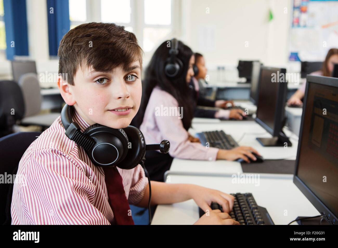 Les élèves à l'aide d'ordinateur en classe Banque D'Images