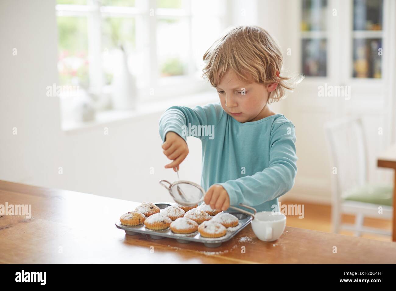 Boy making cupcakes dans la cuisine Banque D'Images