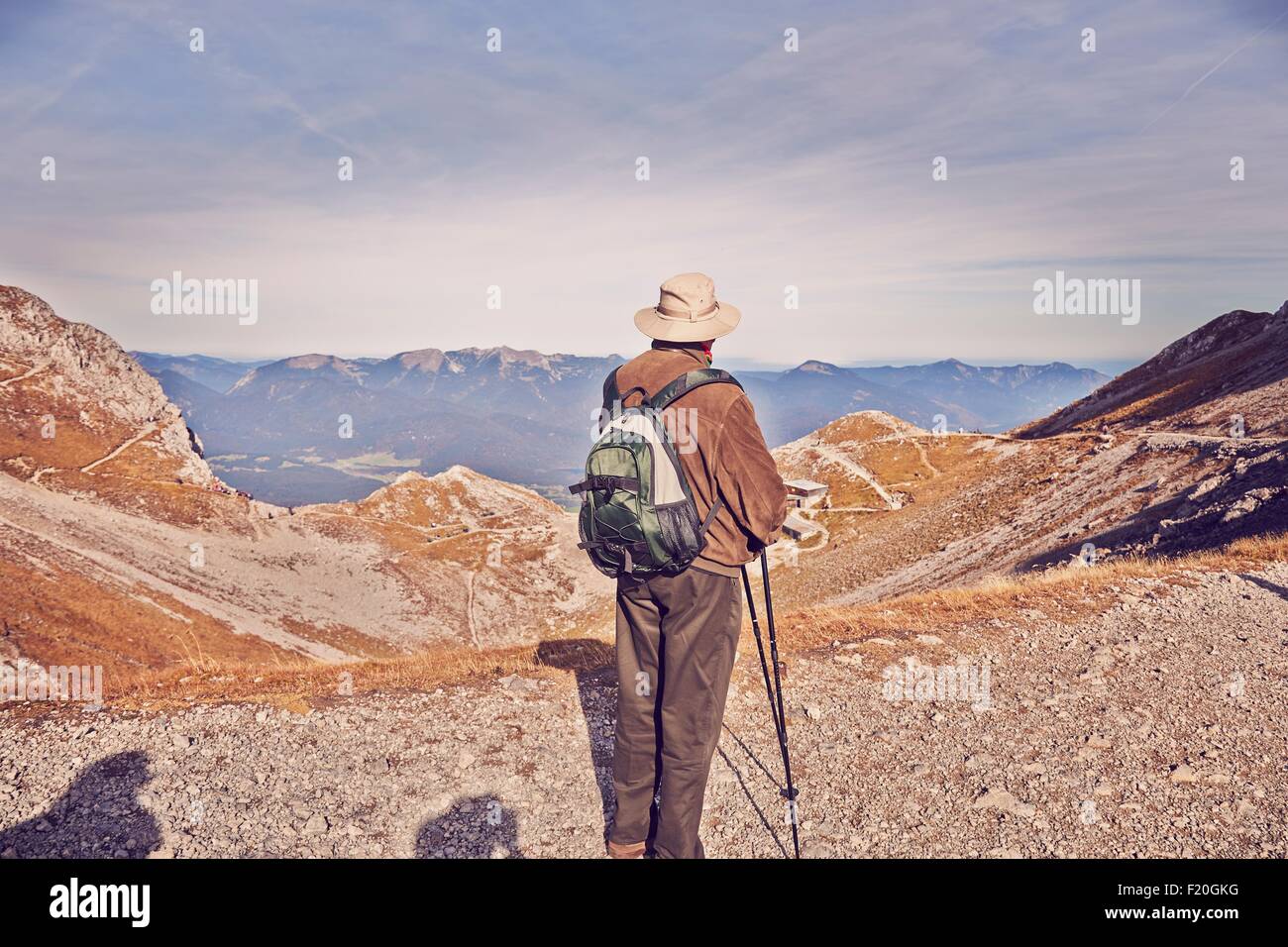 Senior male hiker, looking at view, Karwendel-Mittenwald, Bavière, Allemagne Banque D'Images