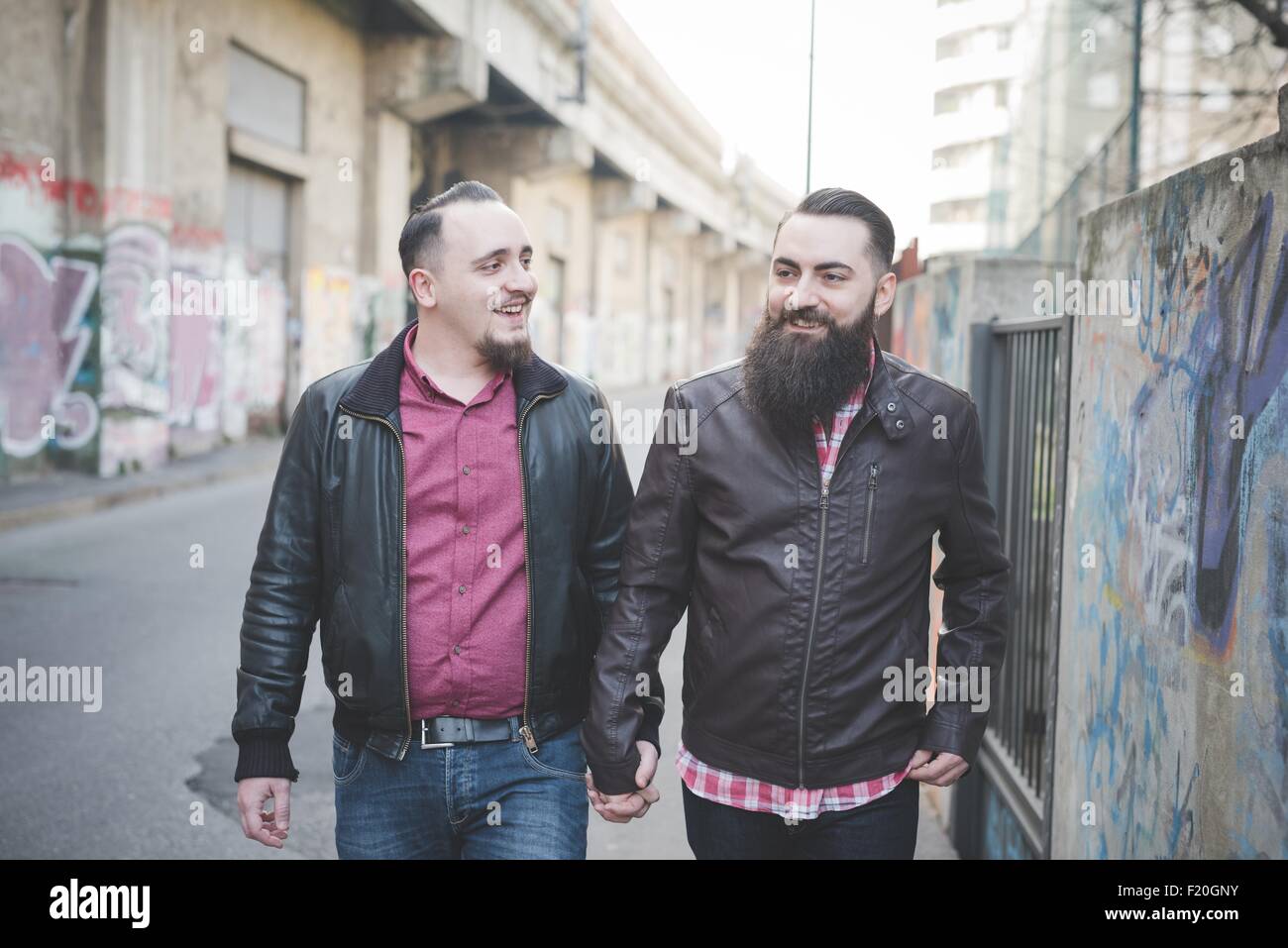 Gay couple walking on street Banque D'Images