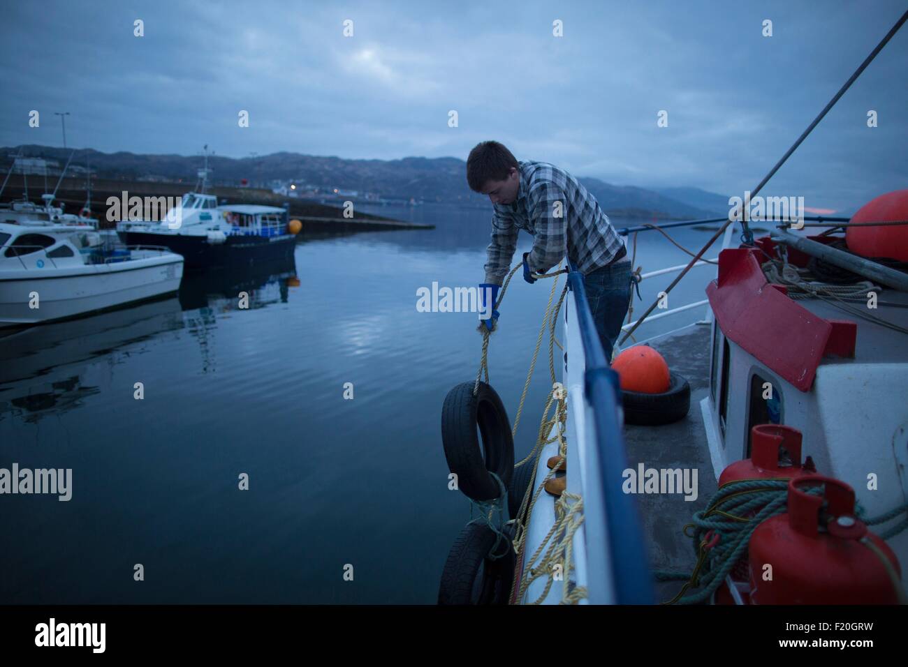 La préparation de pêcheur chalutier, île de Skye, Écosse Banque D'Images