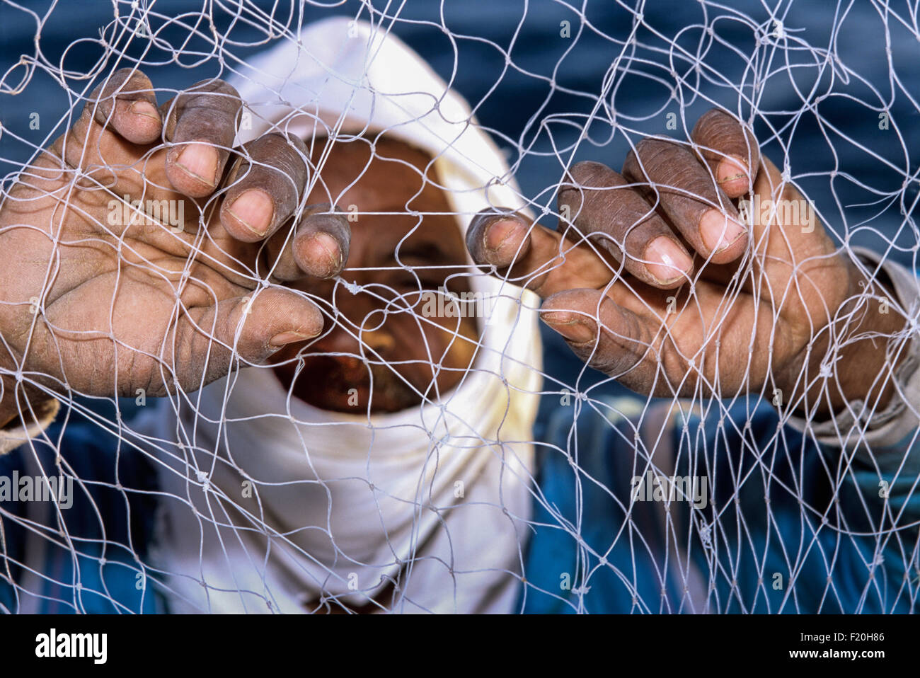 Pêcheur bédouin examinant les récifs coralliens pour les dommages au filet maillant, la pêche bédouin, Golfe de Suez, Egypte - Mer Rouge. Banque D'Images
