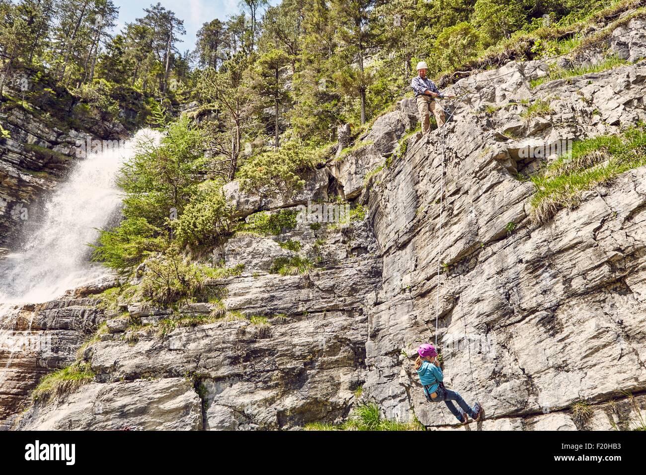 Le père et l'enfant de l'escalade, Ehrwald, Tyrol, Autriche Banque D'Images