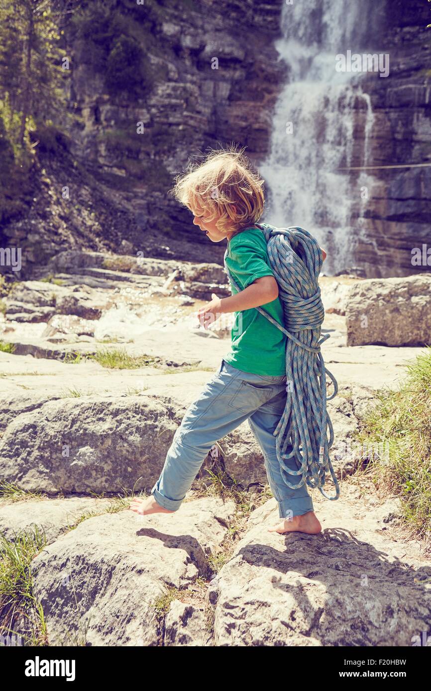 Boy carrying corde en cascade, Ehrwald, Tyrol, Autriche Banque D'Images