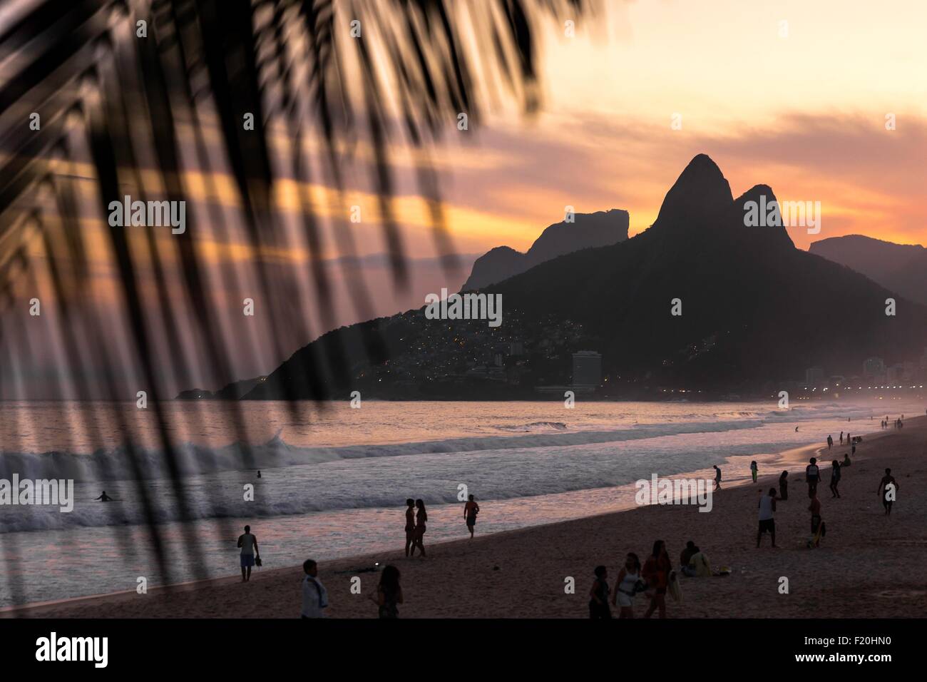 Vue de la plage d'Ipanema et Morro Dois Irmãos au coucher du soleil, Rio de Janeiro, Brésil Banque D'Images