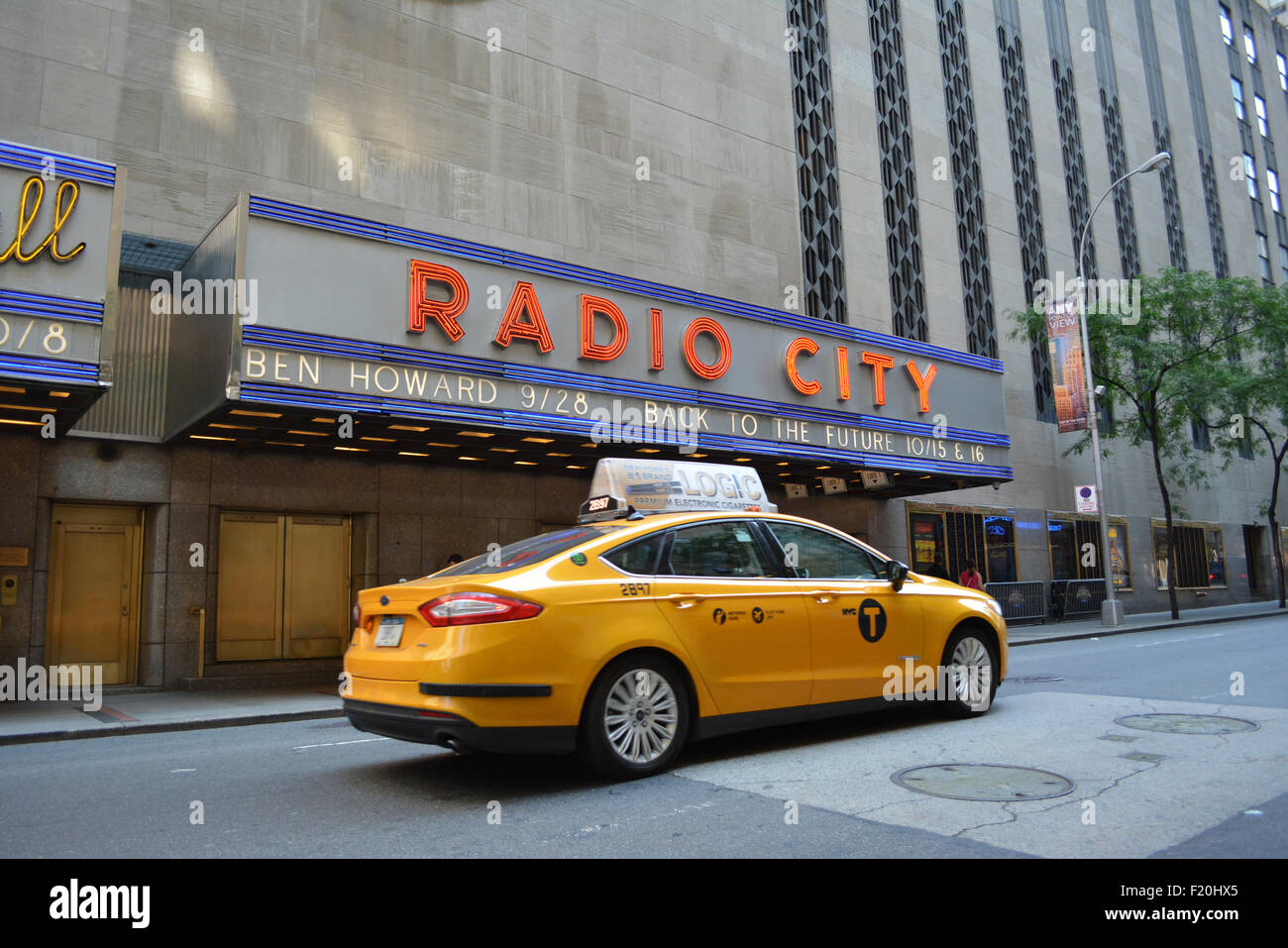 Taxi en passant en face du Radio City Music Hall à Manhattan. Banque D'Images