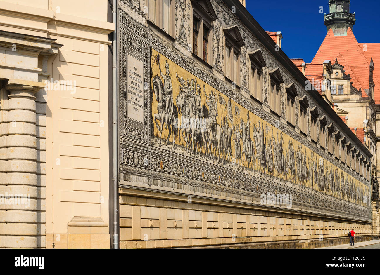 Allemagne Saxe Dresde Furstenzug ou Procession des Princes dans Augustusstrasse une murale de 25 000 tuiles qui représente 35 Meissen Banque D'Images