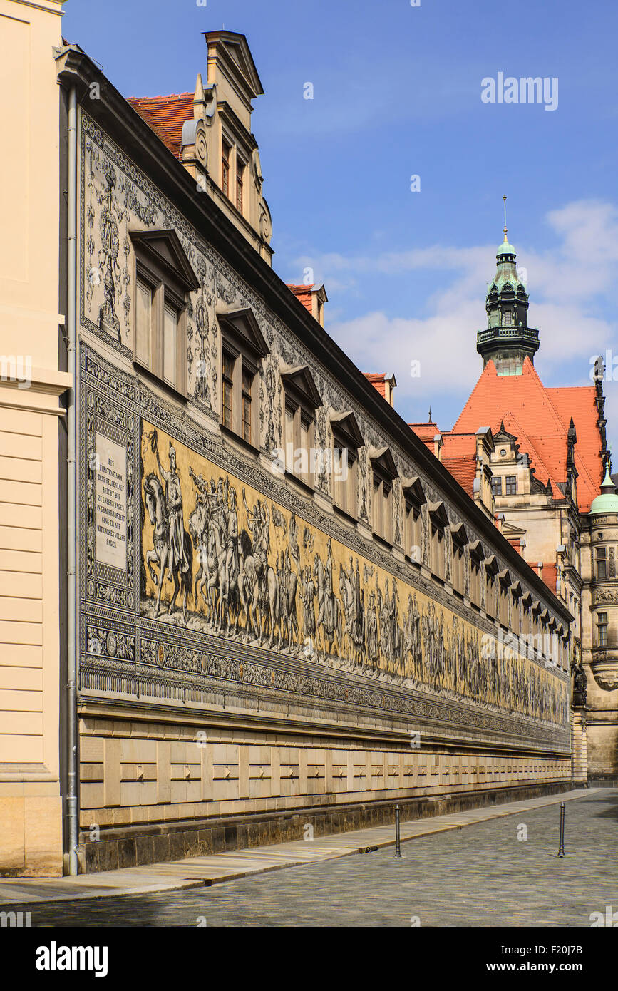 Allemagne Saxe Dresde Furstenzug ou Procession des Princes dans Augustusstrasse une murale de 25 000 tuiles qui représente 35 Meissen Banque D'Images