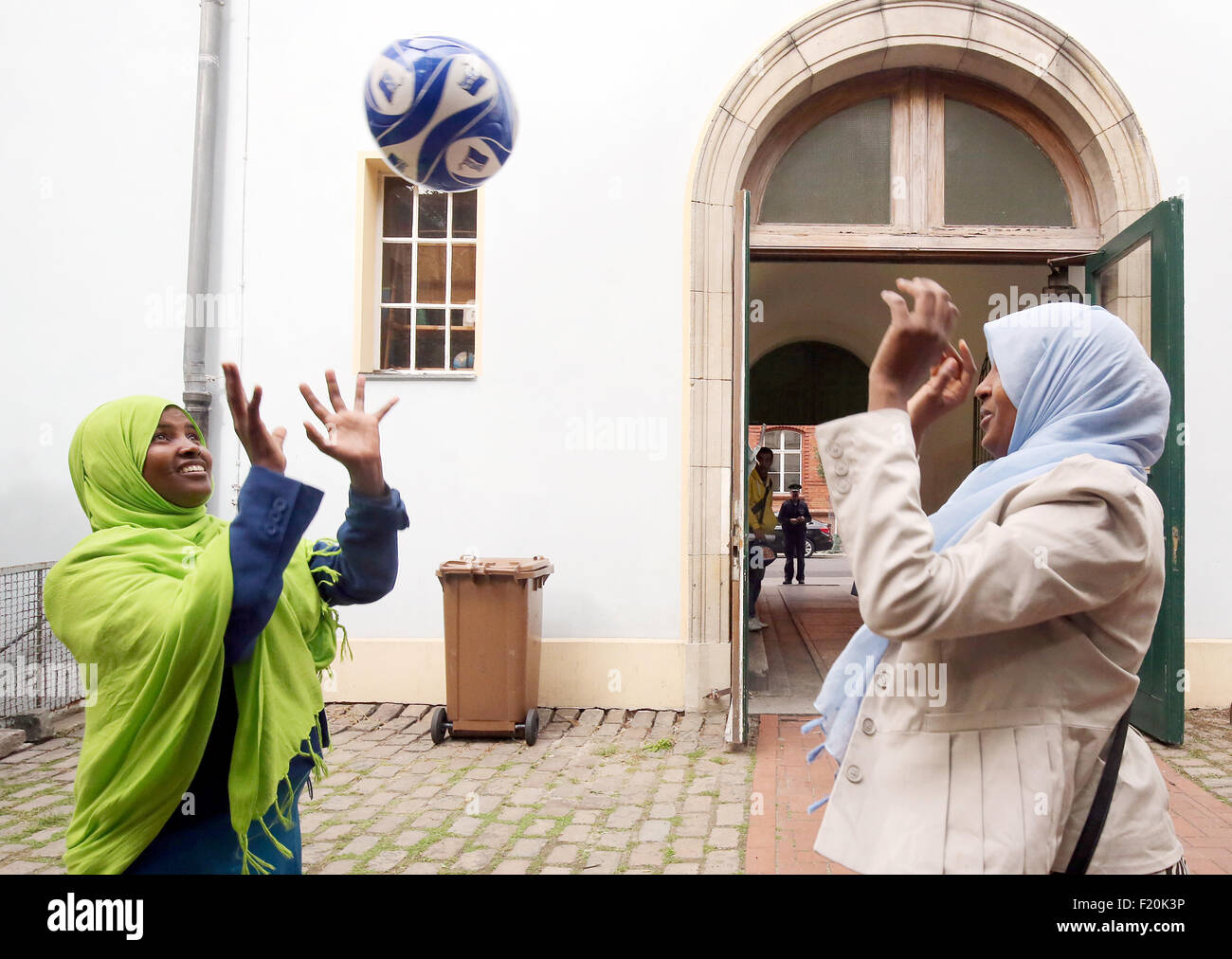 Berlin, Allemagne. Sep 9, 2015. Le sénateur de Berlin pour Jutsice Thomas Heilmann (CDU) a donné un ballon de soccer qui est actuellement testée par les femmes réfugiées de Somalie dans l'AWO-Refugium à Berlin, Allemagne, 9 septembre 2015. Photo : WOLFGANG KUMM/dpa/Alamy Live News Banque D'Images