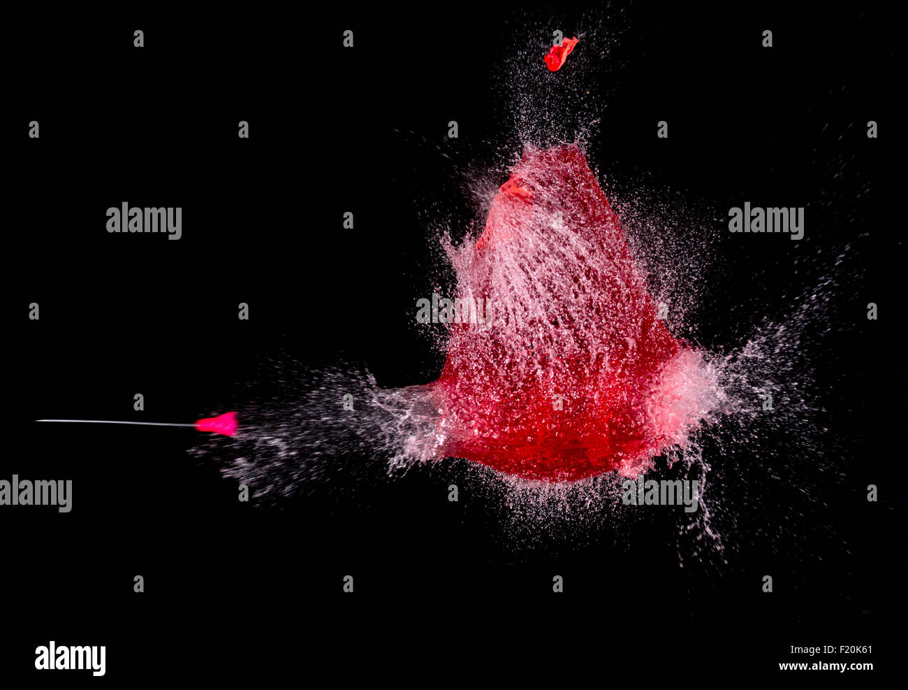 photo à grande vitesse d'un ballon rempli d'eau et d'une balle de souffle Banque D'Images