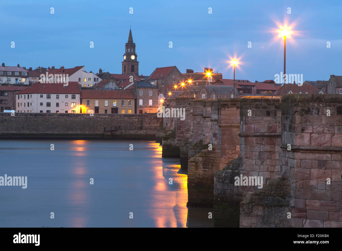 Berwick upon Tweed et le vieux pont qui franchit la rivière Tweed, Northumberland, England, UK Banque D'Images