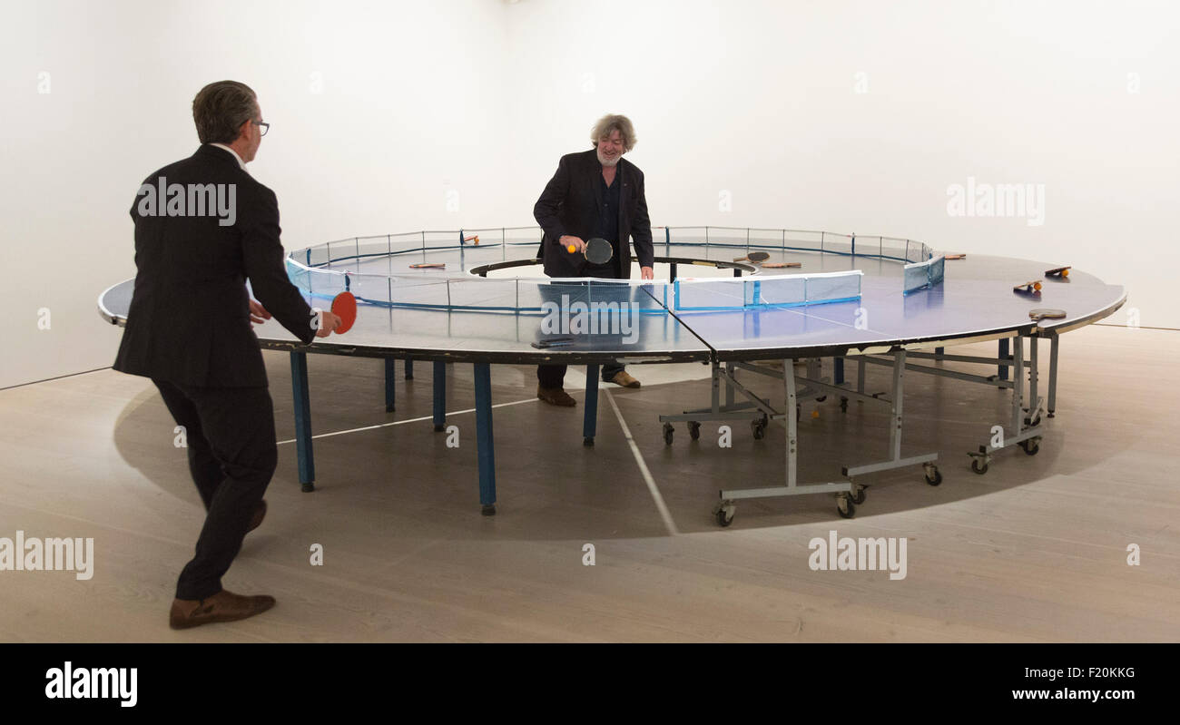 Londres, Royaume-Uni. 9 septembre 2015. Ping Pong Go-Round, 2013, l'installation par Lee Wen de Singapour. Appuyez sur aperçu de la Foire de l'Art début qui renvoie à la Saatchi Gallery, du 10 au 13 septembre 2015. Commencer fournit une plate-forme pour les artistes émergents et de nouvelles scènes d'art du monde entier et a lieu dans les trois étages de la galerie Saatchi. Photo : Alamy/ukartpics Live News Banque D'Images