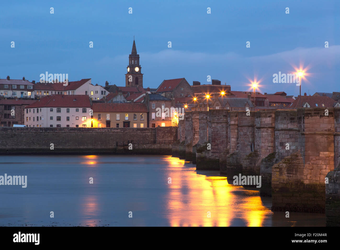 Berwick upon Tweed et le vieux pont qui franchit la rivière Tweed, Northumberland, England, UK Banque D'Images