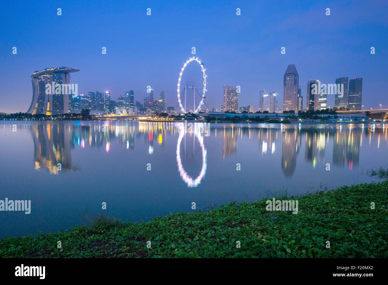 Singapour, Marina Bay, Marina Bay Sands Hotel, le Musée des Arts et des Sciences, roue Singapore Flyer et les toits du quartier financier Banque D'Images