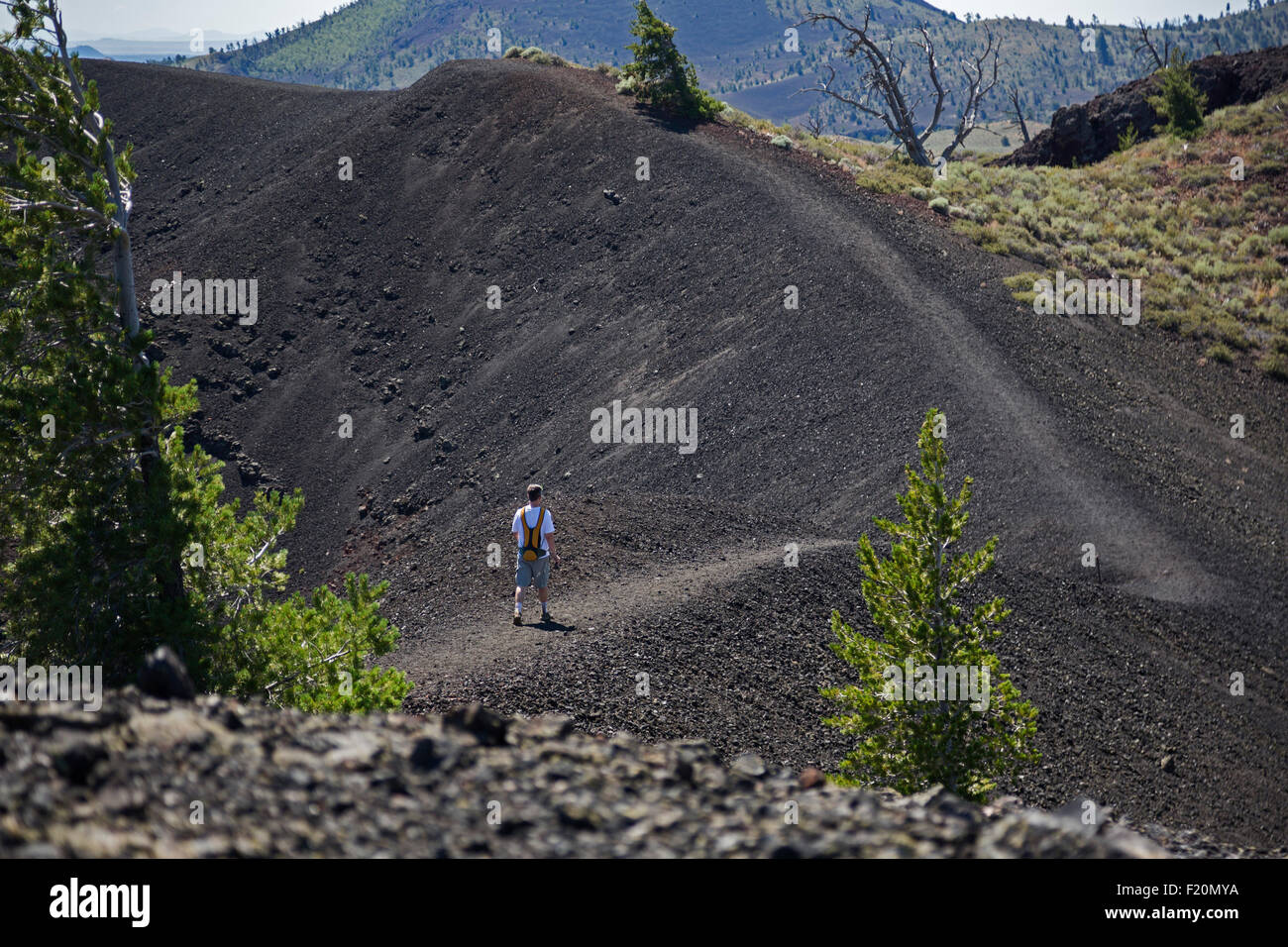 Arco, Idaho - Un randonneur sur le sentier au cratère Nord cratères de la Lune classé Monument National. Banque D'Images