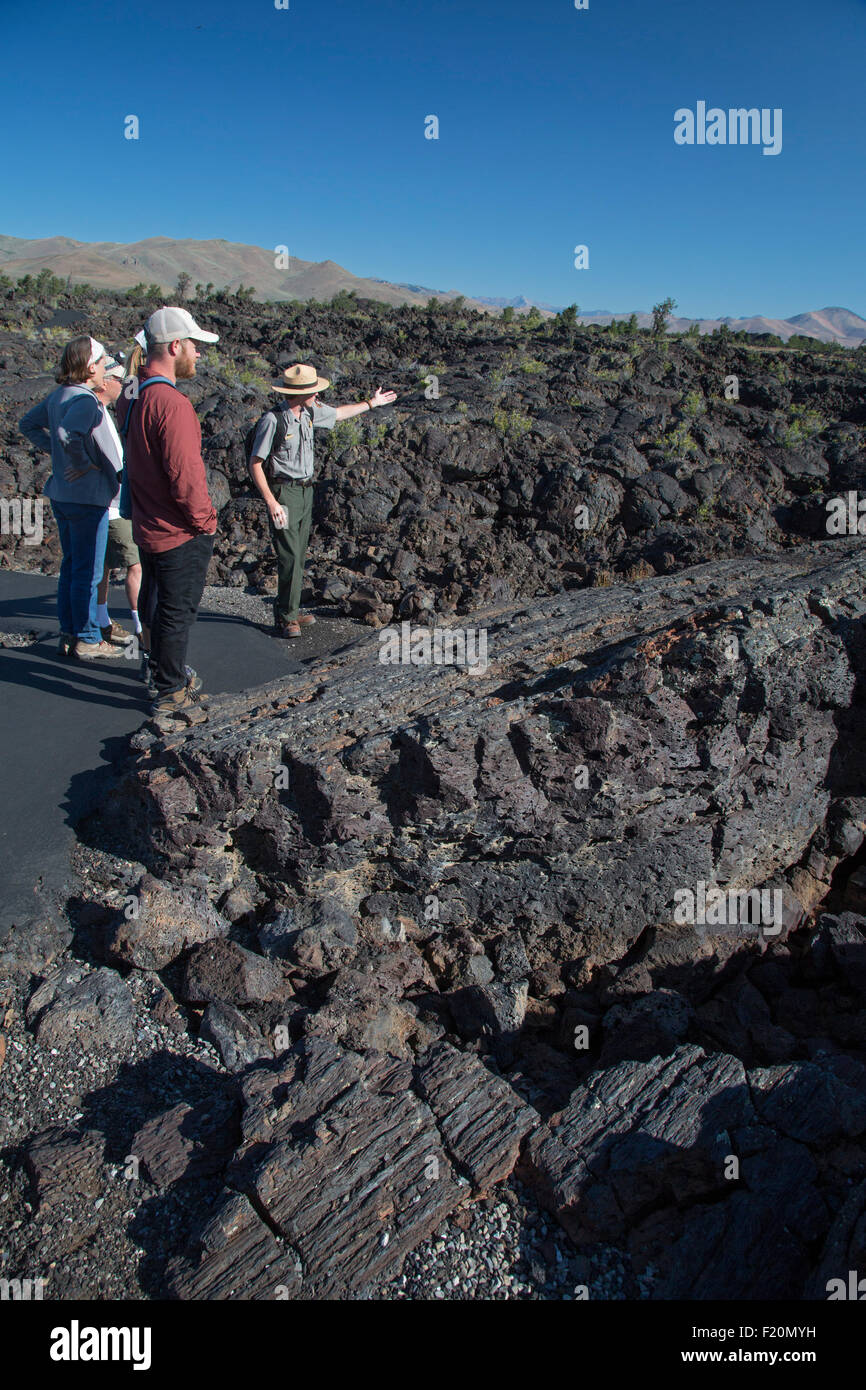 Arco, Idaho - Un gardien de parc conduit les visiteurs pour une visite à pied de la grotte de cratères de la Lune classé Monument National. Banque D'Images