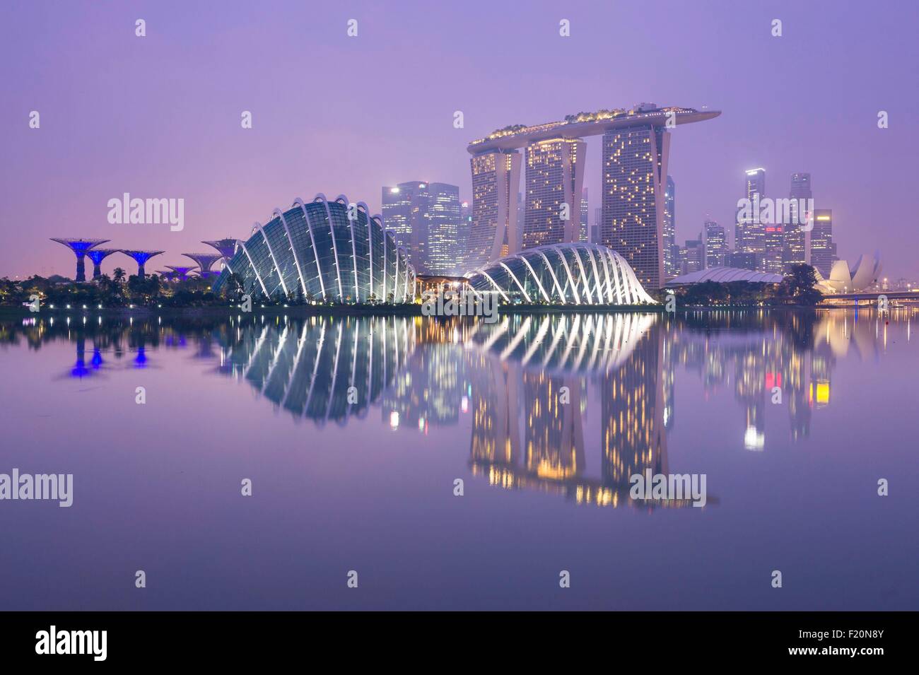 Marina Bay, Singapour, jardin par la baie, Marina Bay Sands Hotel, le Musée des Arts et des Sciences de l'horizon de la bande du quartier financier Banque D'Images