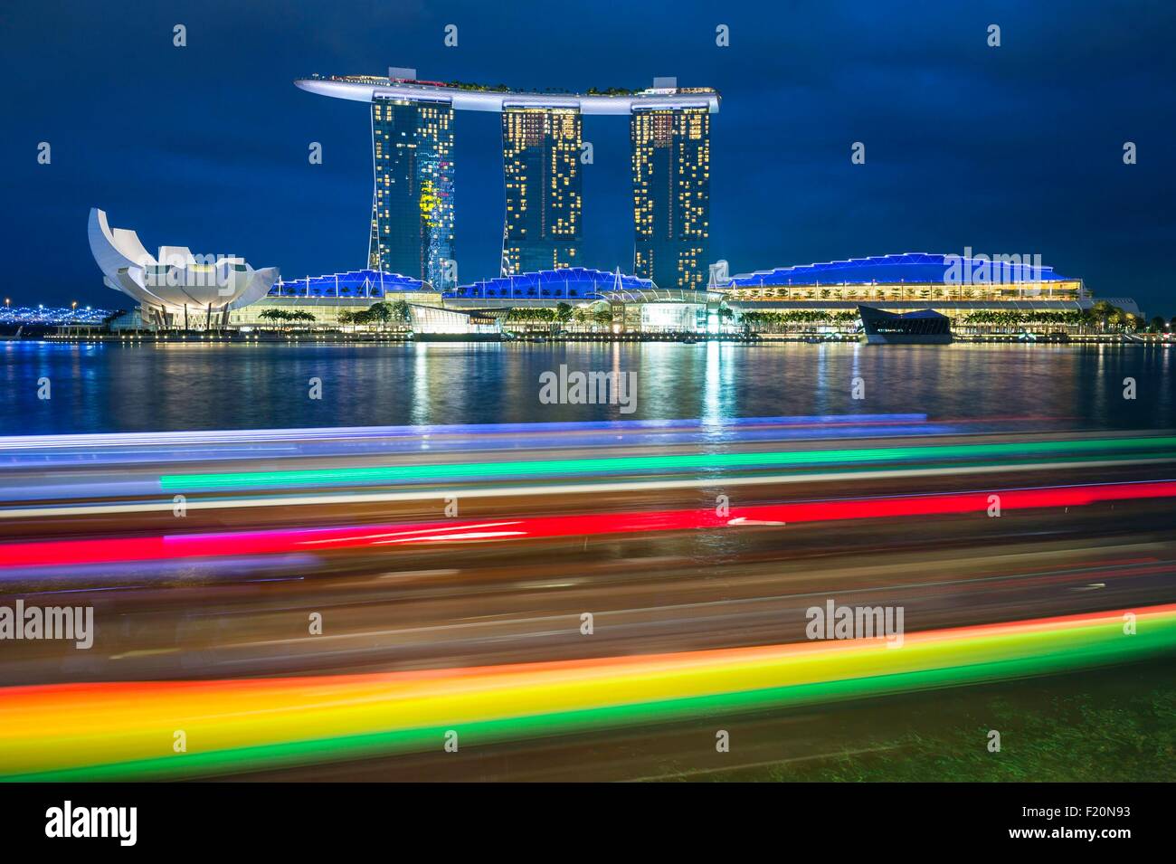 Marina Bay, Singapour, Marina Bay Sands, hôtel de luxe ouvert en 2010 et le Musée des Arts et des sciences construit comme une forme de fleur de lotus par l'architecte Moshe Safdie Banque D'Images