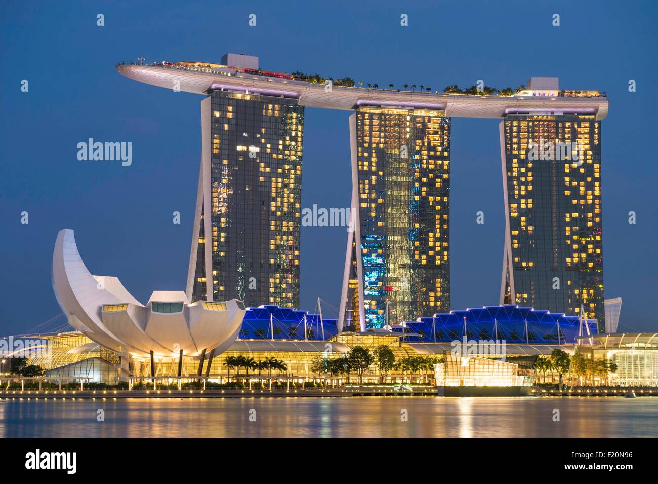Marina Bay, Singapour, Marina Bay Sands, hôtel de luxe ouvert en 2010 et le Musée des Arts et des sciences construit comme une forme de fleur de lotus par l'architecte Moshe Safdie Banque D'Images