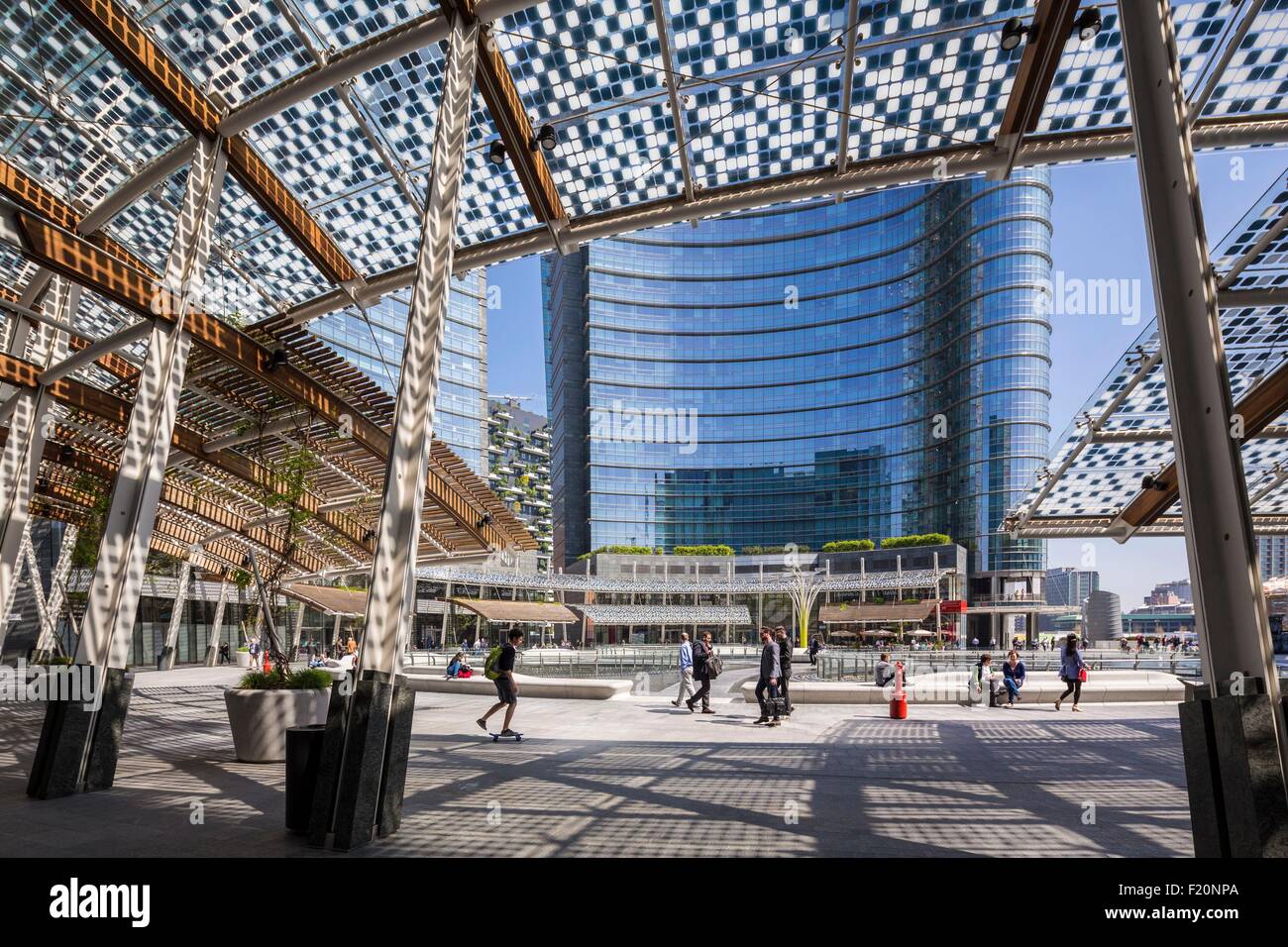 L'Italie, Lombardie, Milan, Gae Aulenti Square, quartier de Porta Nuova et la tour gratte-ciel de l'Italie plus d'Unicredit Banque D'Images