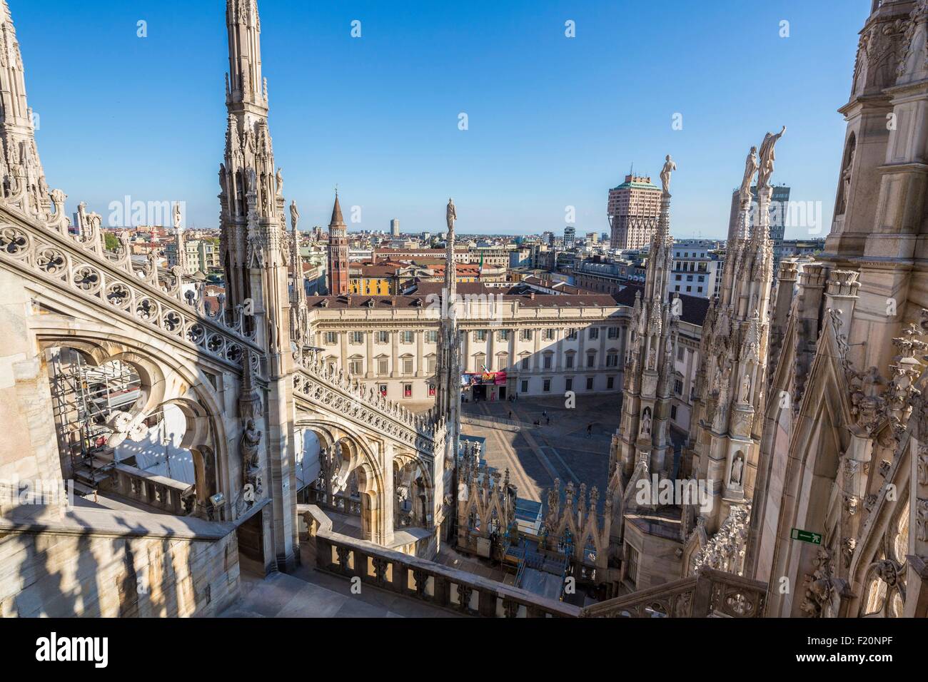 L'Italie, Lombardie, Milan, les flèches et les statues du Duomo vu depuis la terrasse située sur le toit de la cathédrale avec vue sur le Palazzo Reale, le musée de l'église San Gottardo in Corte ou San Gottardo un palais et la tour Velasca Banque D'Images