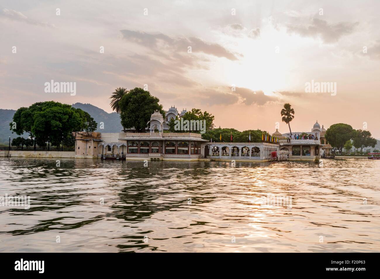 L'Inde, Rajasthan, Udaipur, coucher de soleil sur le lac Pichola Banque D'Images