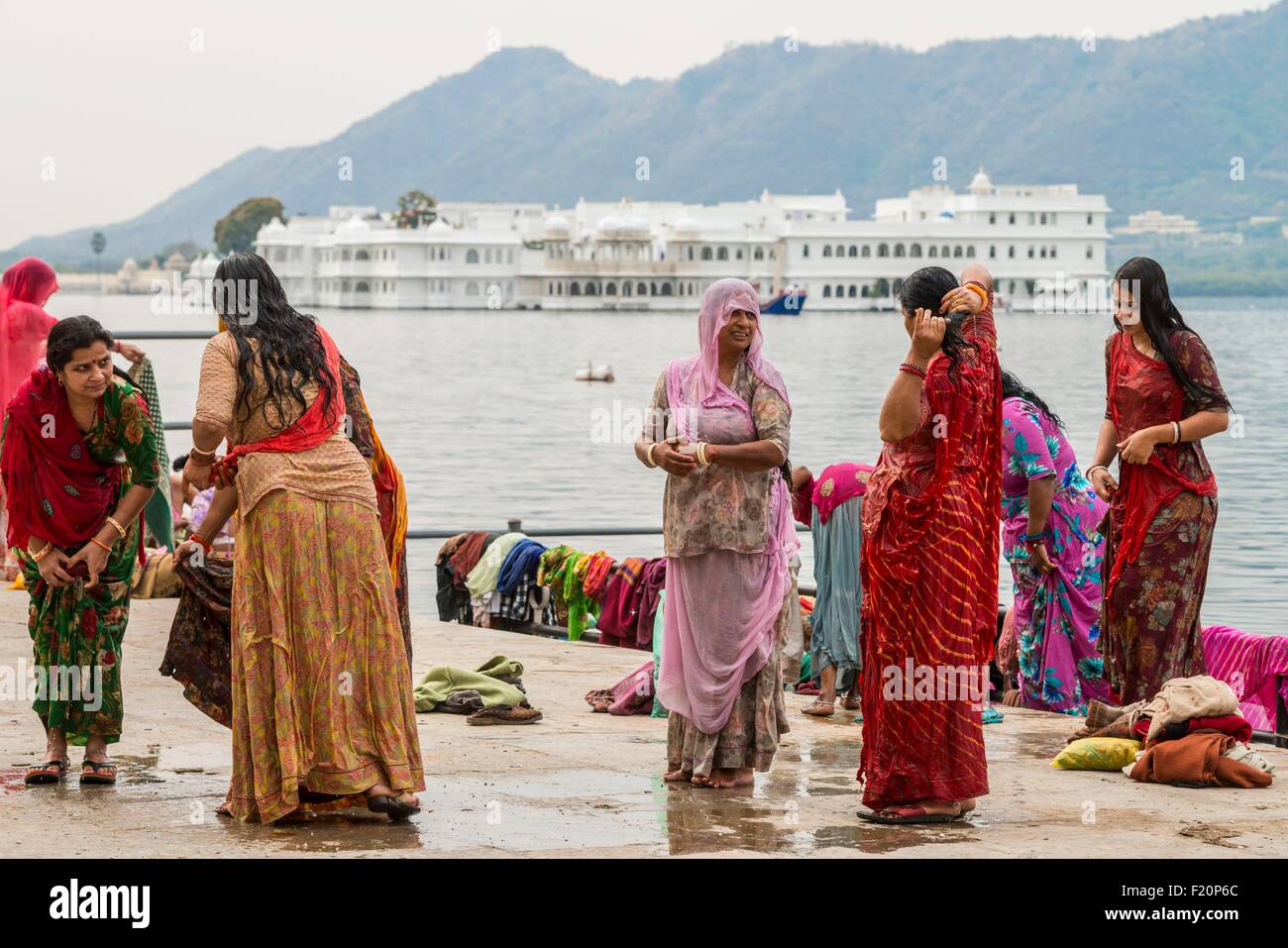 L'Inde, Rajasthan, Udaipur, à laver les vêtements sur le lac Pichola en face du Lac Palace Hotel Banque D'Images