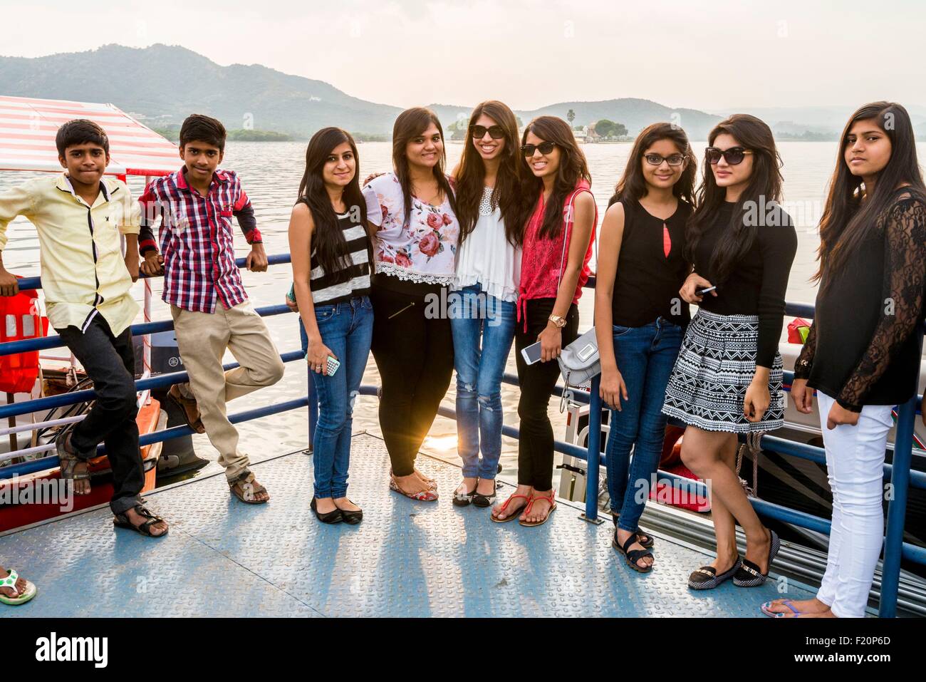 L'Inde, Rajasthan, Udaipur, les élèves visitant le lac Pichola Banque D'Images