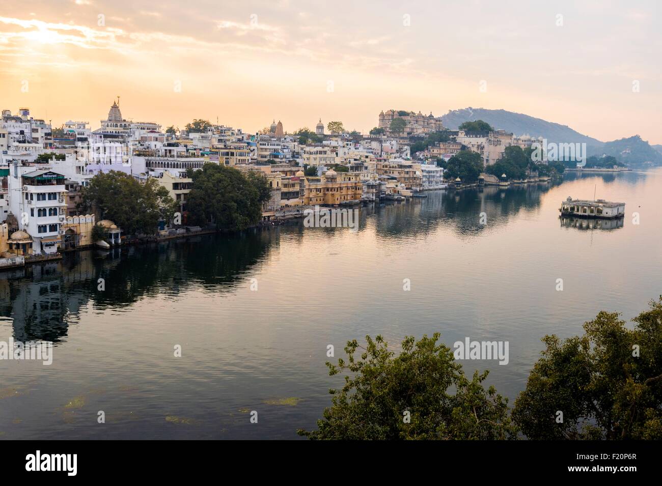 L'Inde, Rajasthan, Udaipur, le City Palace, le lac Pichola Banque D'Images