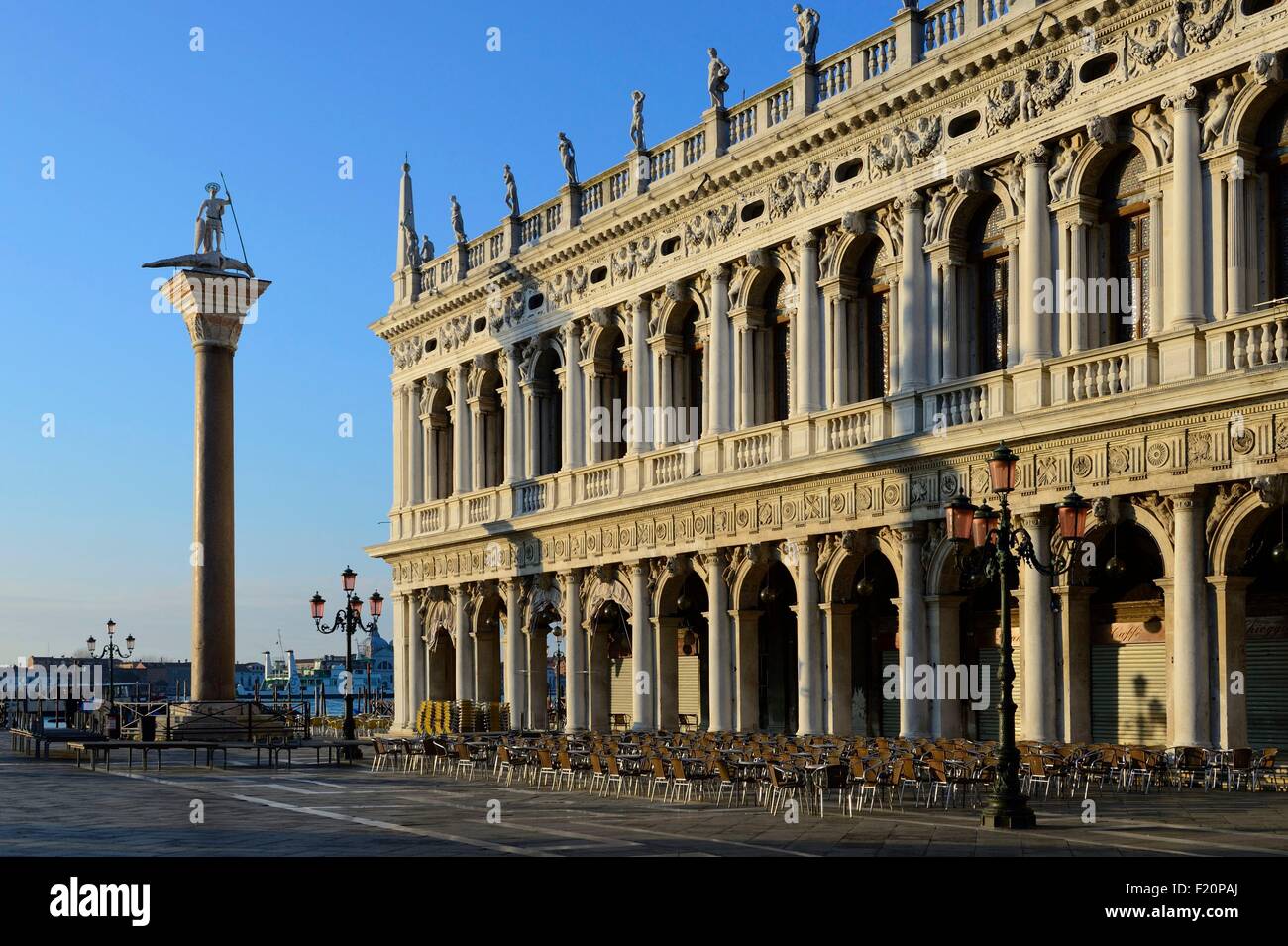 Italie, Vénétie, Venise, classé au Patrimoine Mondial par l'UNESCO, de la Bibliothèque Marciana et la colonne de Saint George Banque D'Images