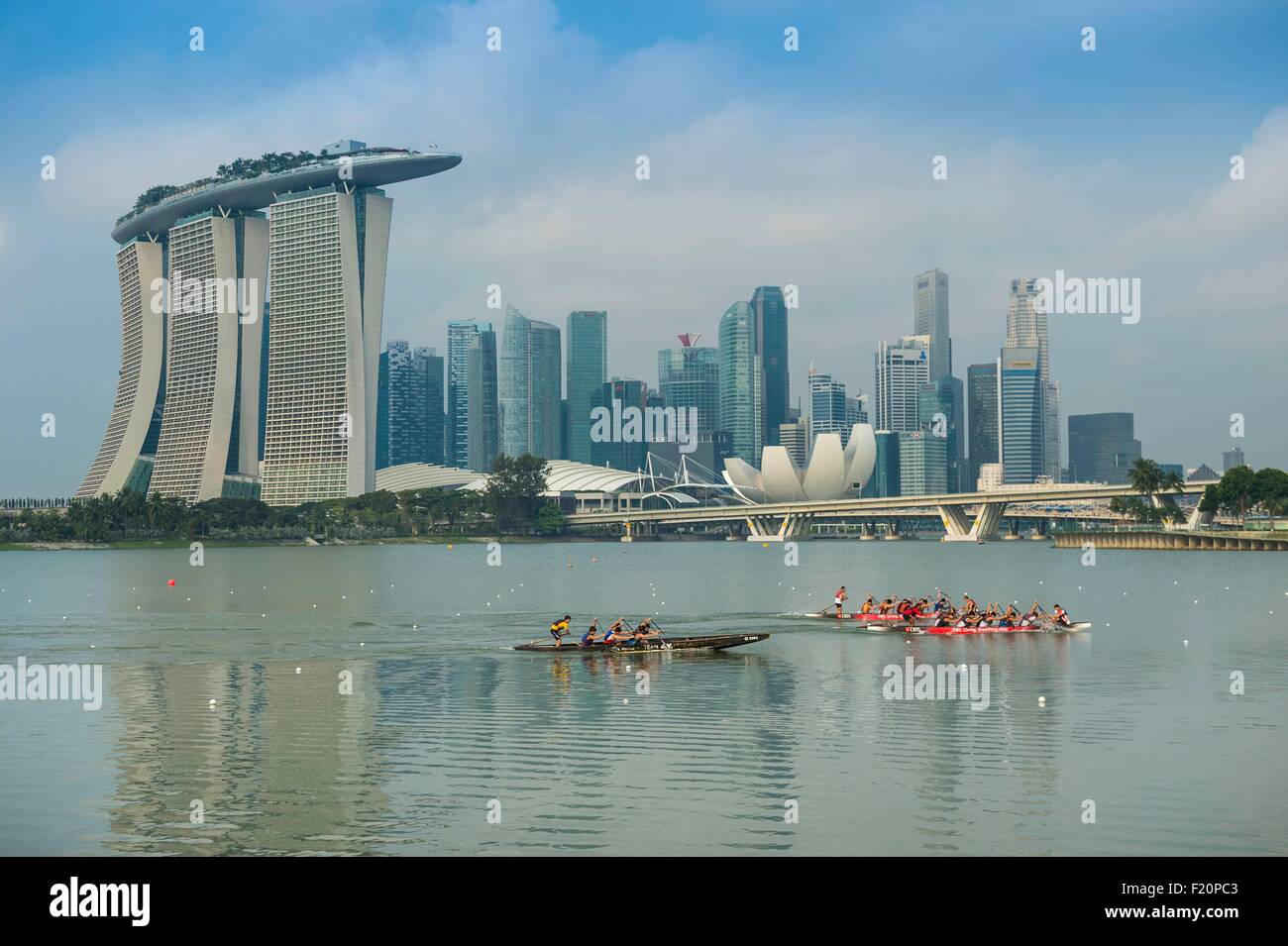 Singapour, Marina Bay, Marina Bay Sands Hotel, le Musée des Arts et des Sciences, roue Singapore Flyer et les toits du quartier financier Banque D'Images